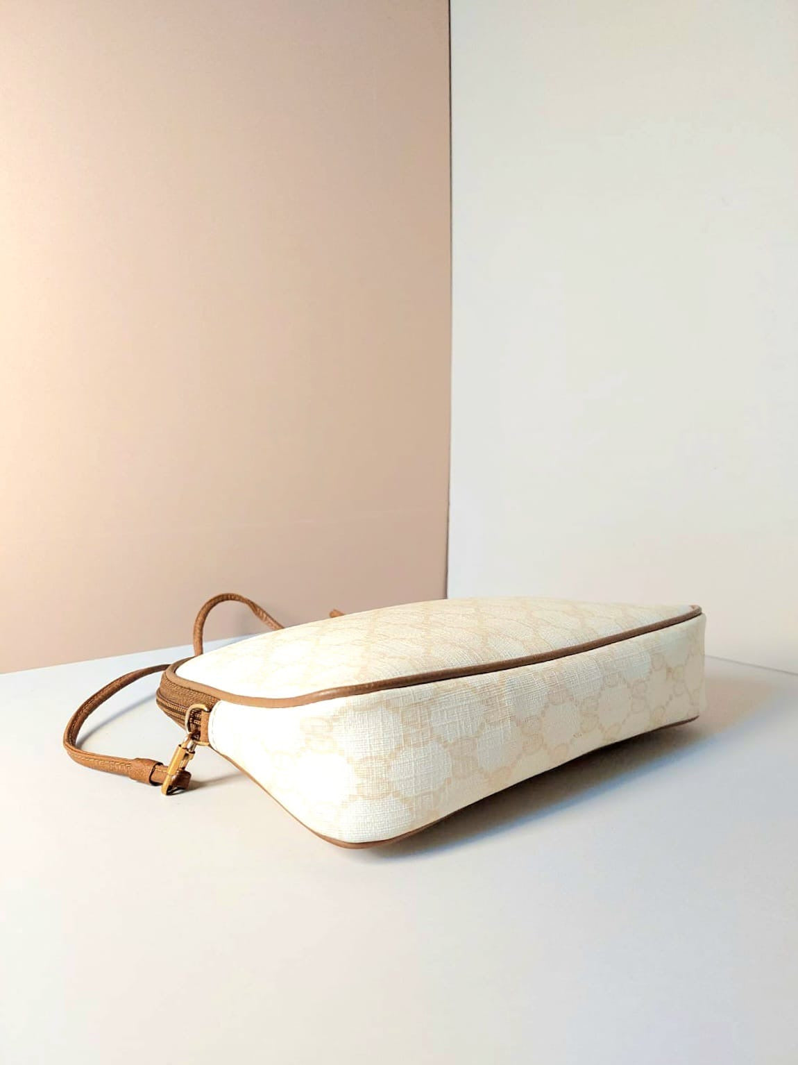 GUCCI rare white coffee color matching leather small bag / side bag / oblique bag