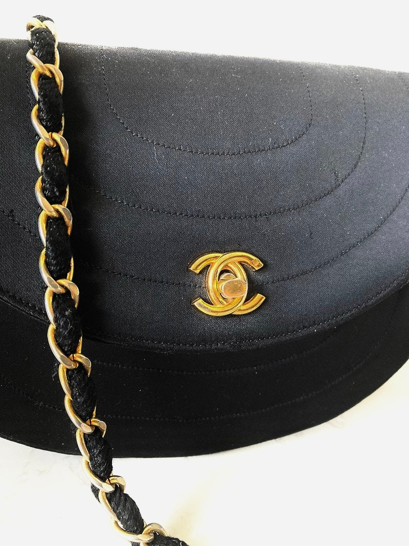 CHANEL 稀有黑色絲絹金旋轉扣半月包/側背包/斜背包