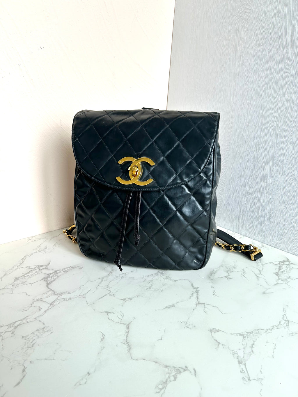 CHANEL 稀有大金旋轉扣皮革鏈條後背包