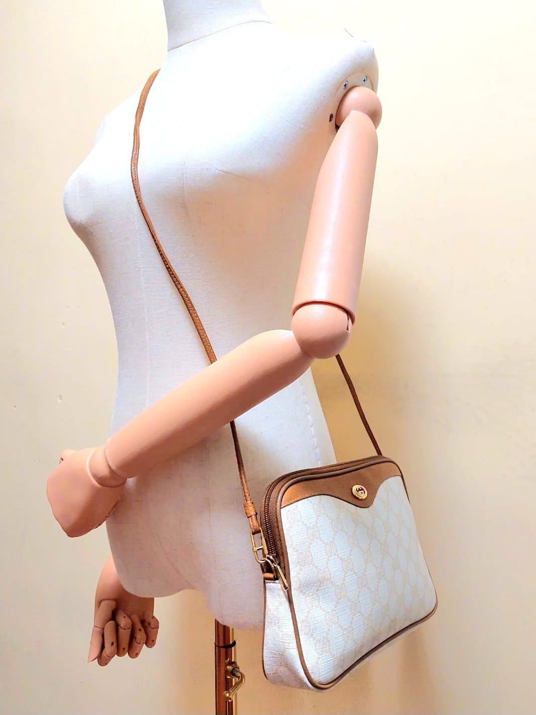 GUCCI rare white coffee color matching leather small bag / side bag / oblique bag