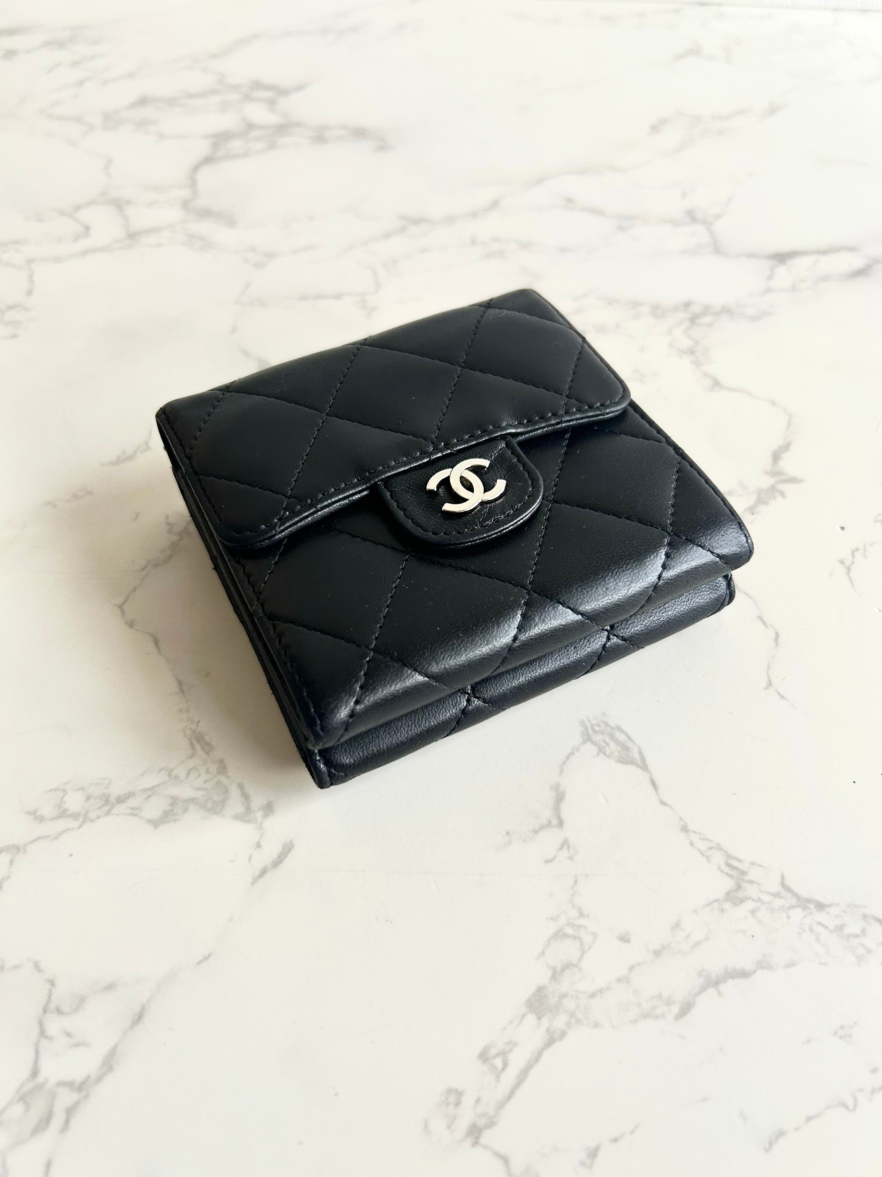 Pre-owned Chanel Double-Sided Black and Silver Lambskin Short Wallet