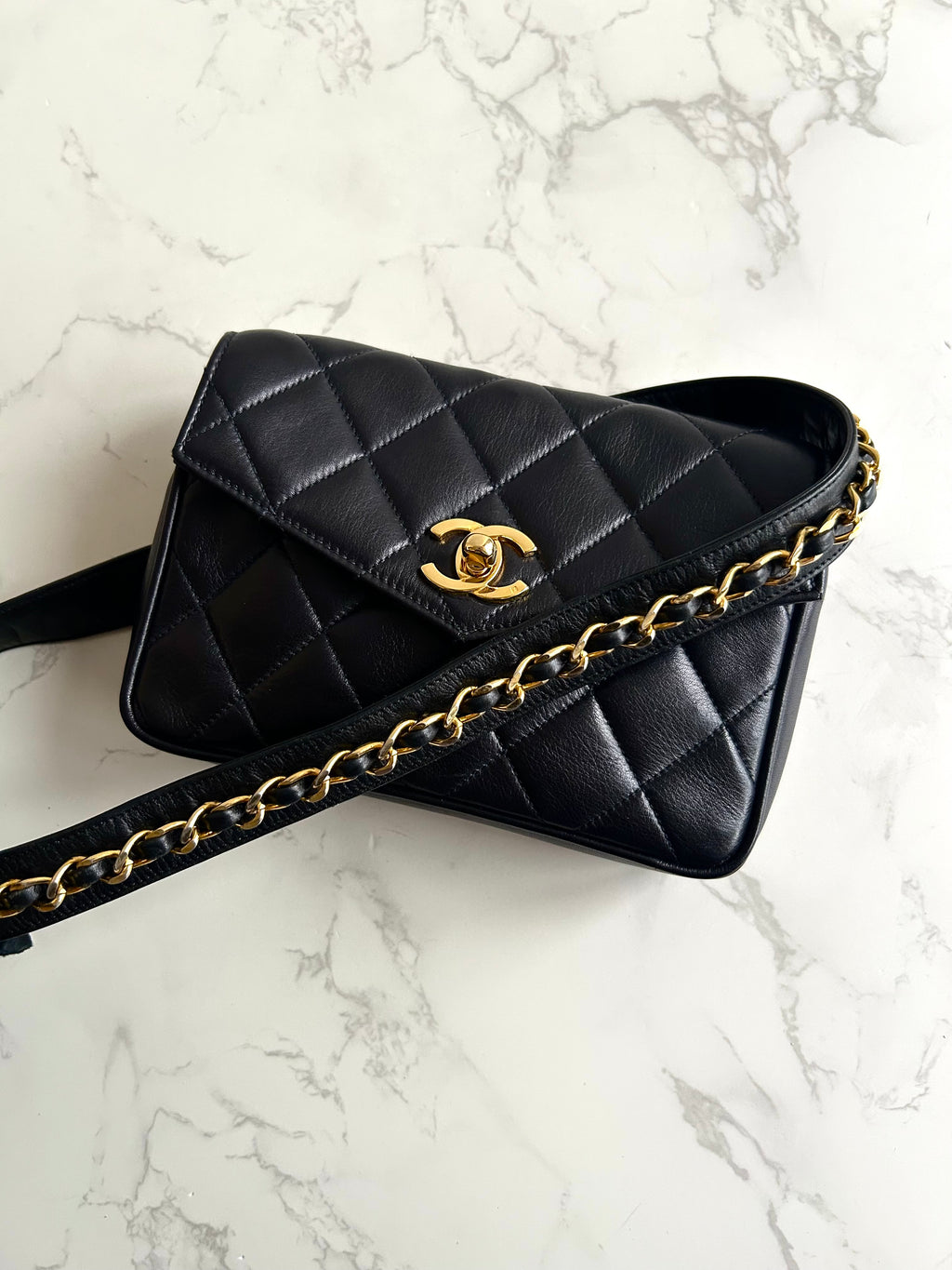 稀有 CHANEL Matelassé 黑色皮革金旋轉扣側背包/腰帶包/腋下包