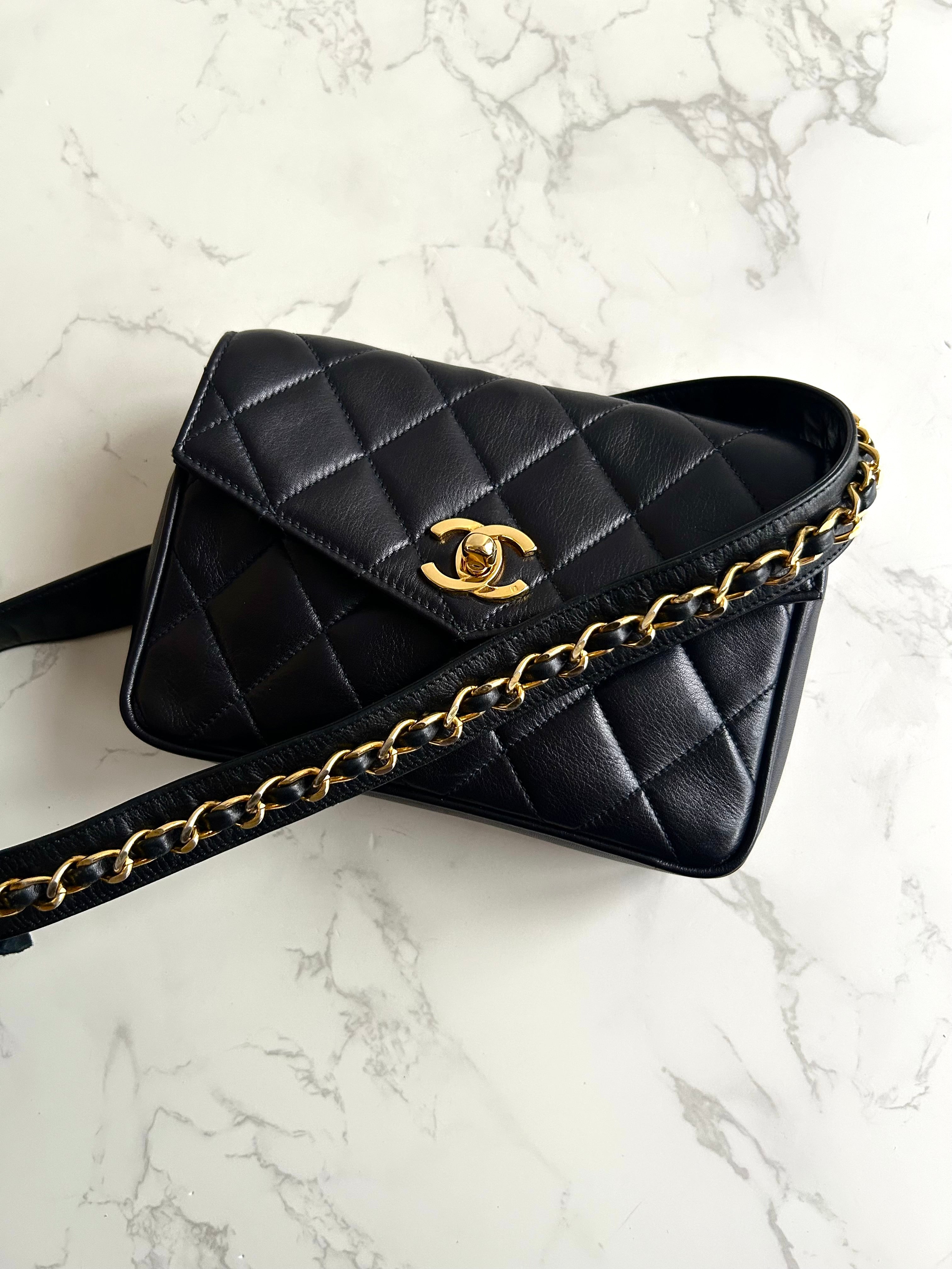 稀有 CHANEL Matelassé 黑色皮革金旋轉扣側背包/腰帶包/腋下包