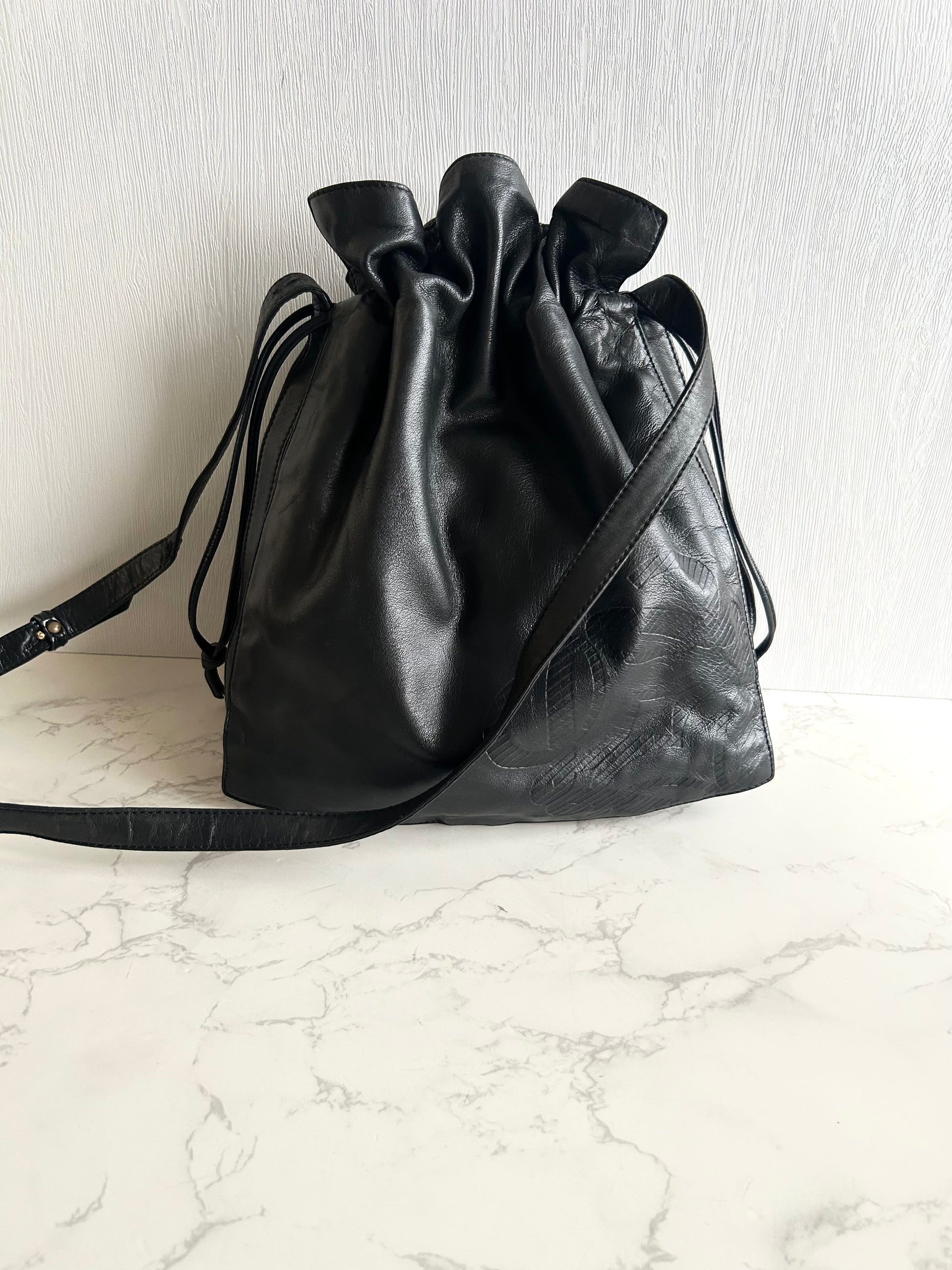 Loewe 黑色納帕皮革抽繩包 側背包 斜背包