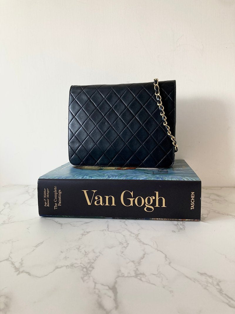CHANEL classic black gold buckle 22cm Half Flap chain small bag/side backpack/shoulder bag