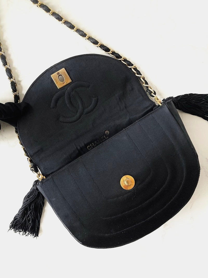 CHANEL 稀有黑色絲絹金旋轉扣半月包/側背包/斜背包