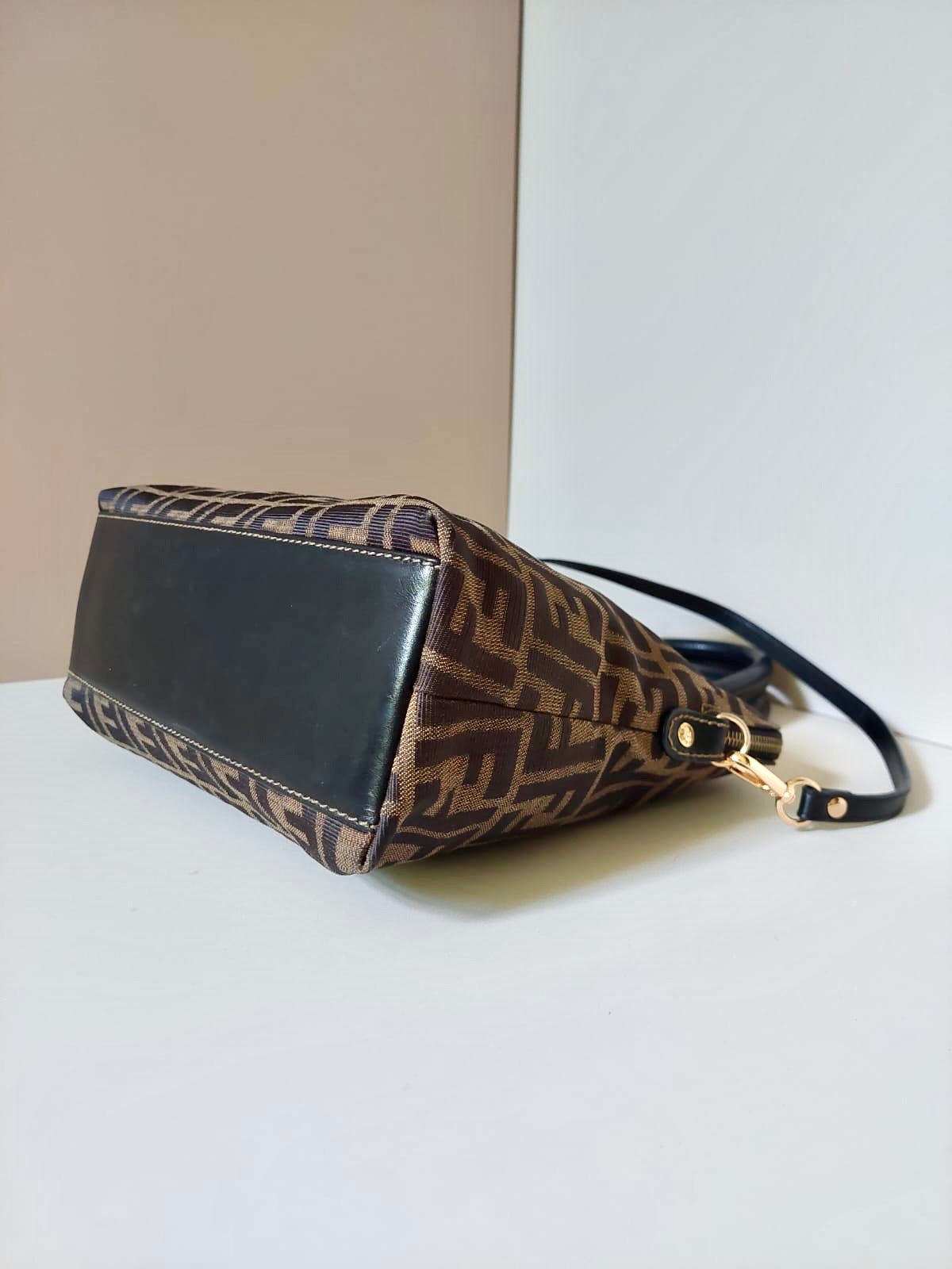 FENDI Zucchino coffee with black old flower gold buckle shell dual-purpose bag/side bag/oblique bag