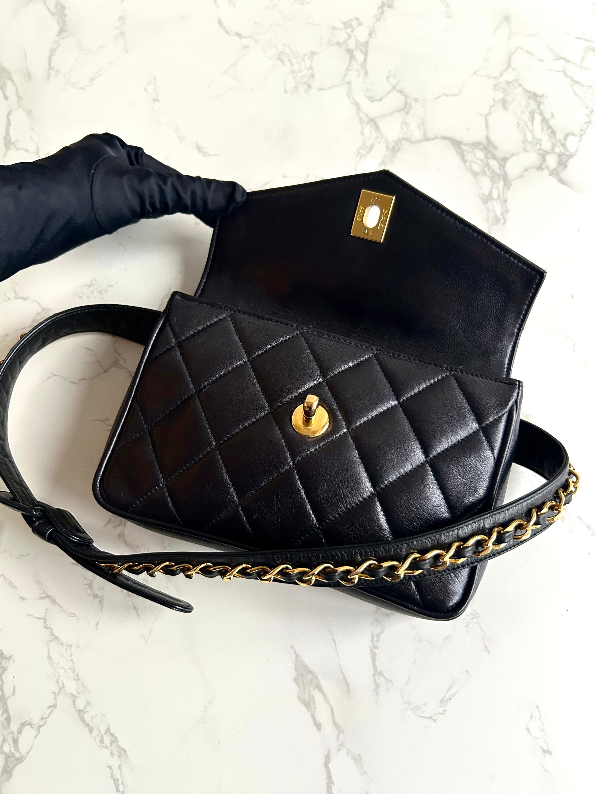 稀有 CHANEL Matelassé 黑色皮革金旋轉扣側背包/腰帶包/腋下包