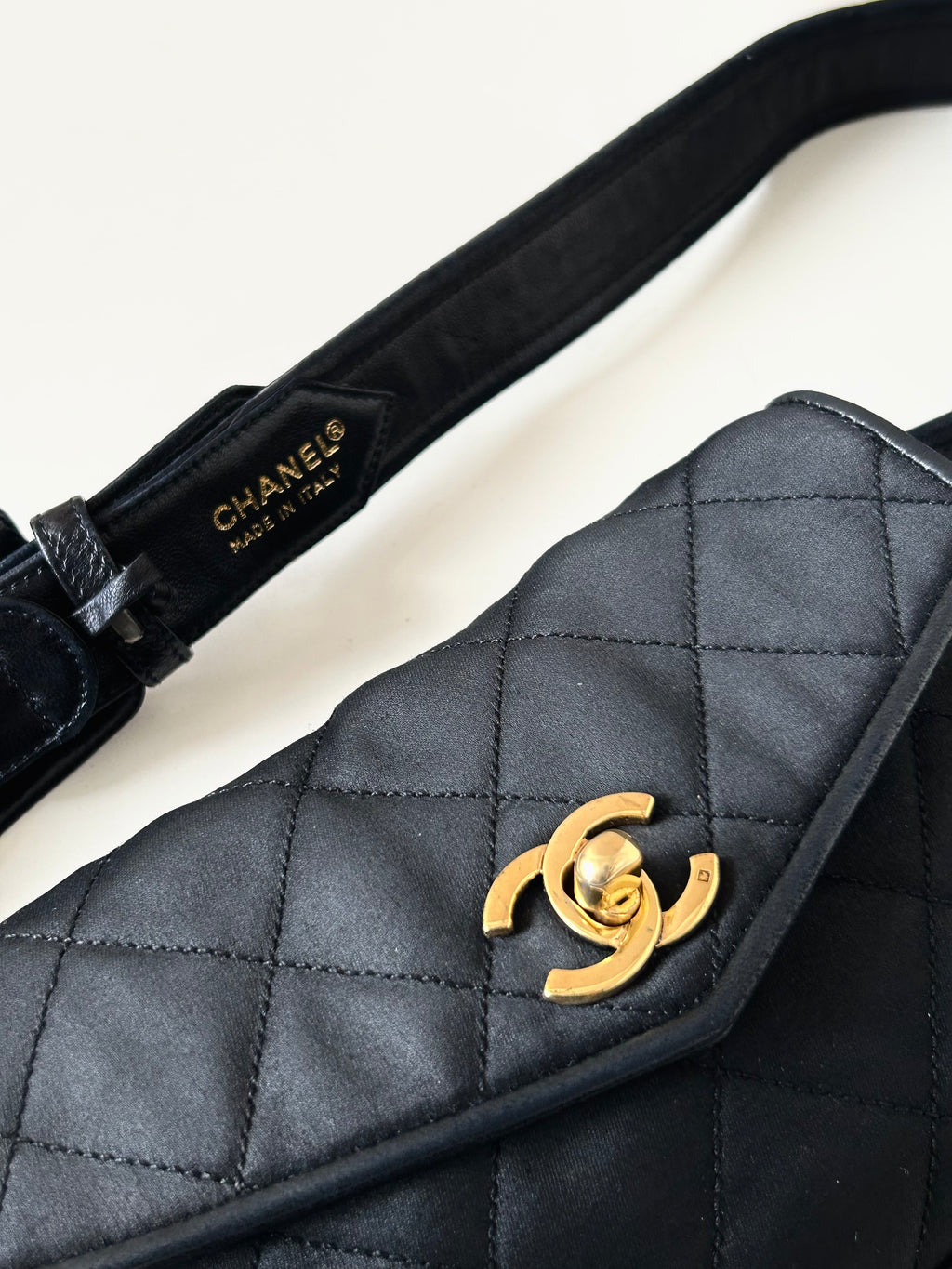 CHANEL 稀有黑色皮革拼布金扣腰帶包/側背包/斜背包