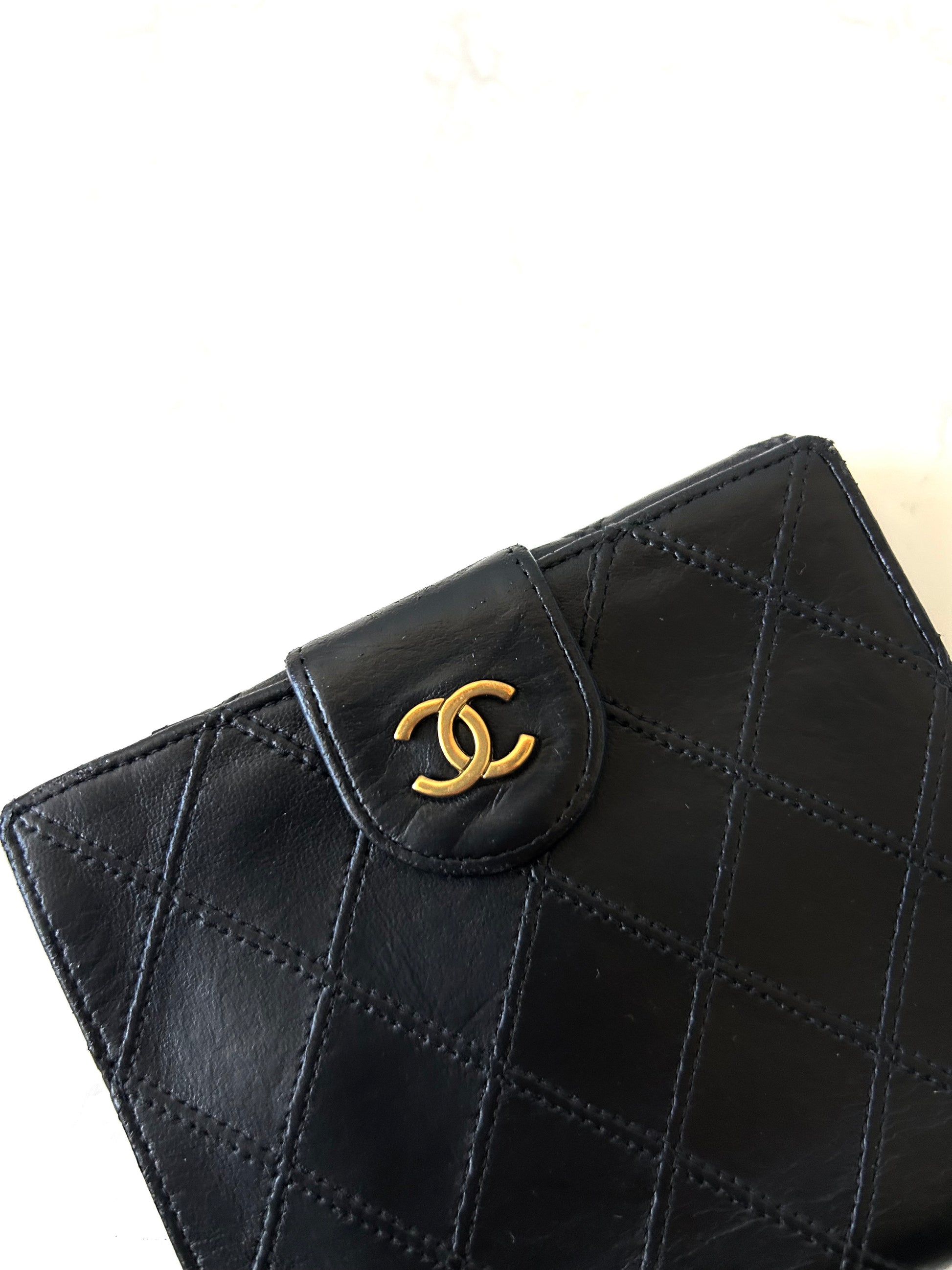 CHANEL 稀有雙面黑色小羊皮革金標短夾/錢包