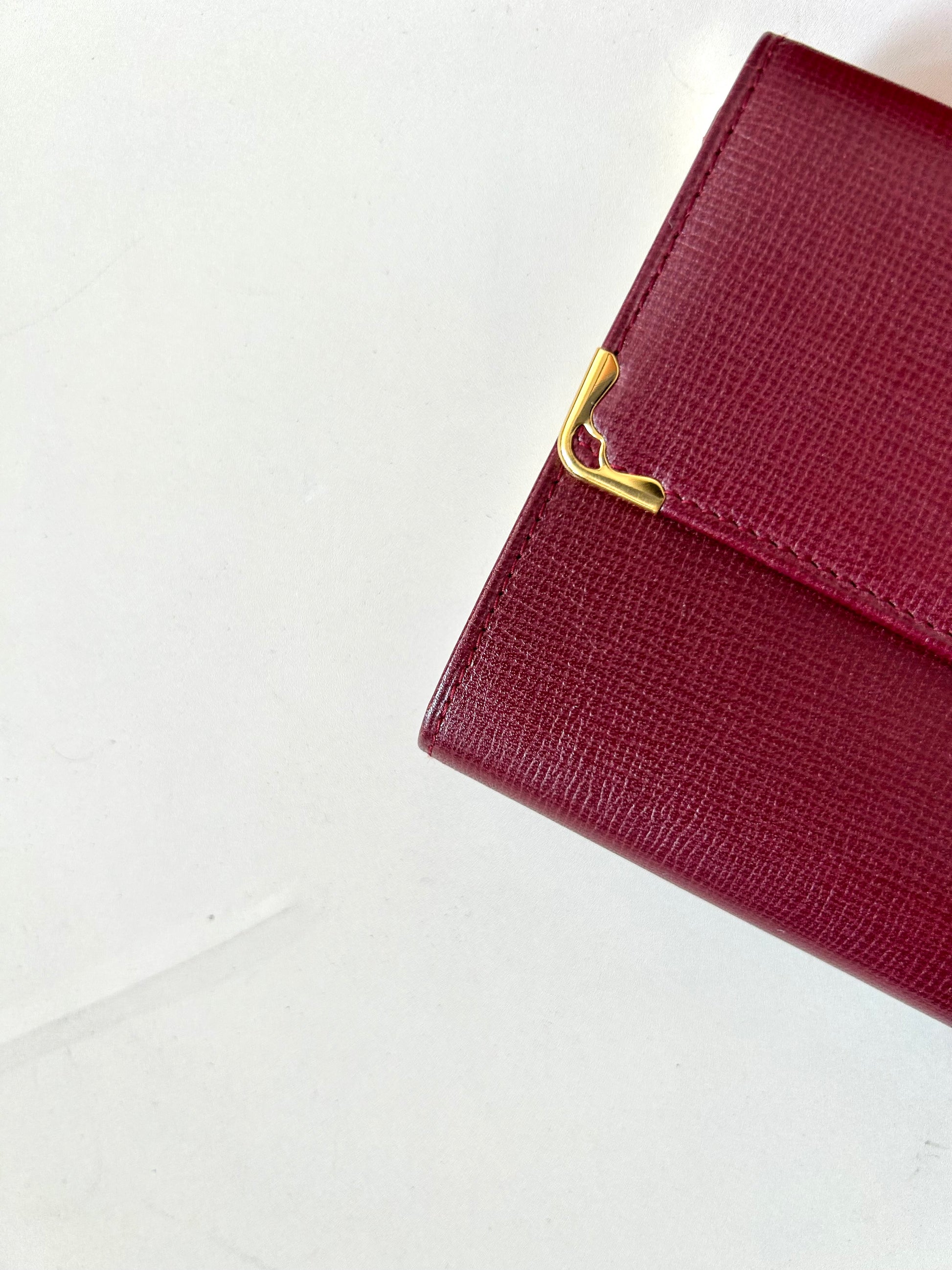 CARTIER Must de Cartier 酒紅皮革中短夾口金錢包/銀包