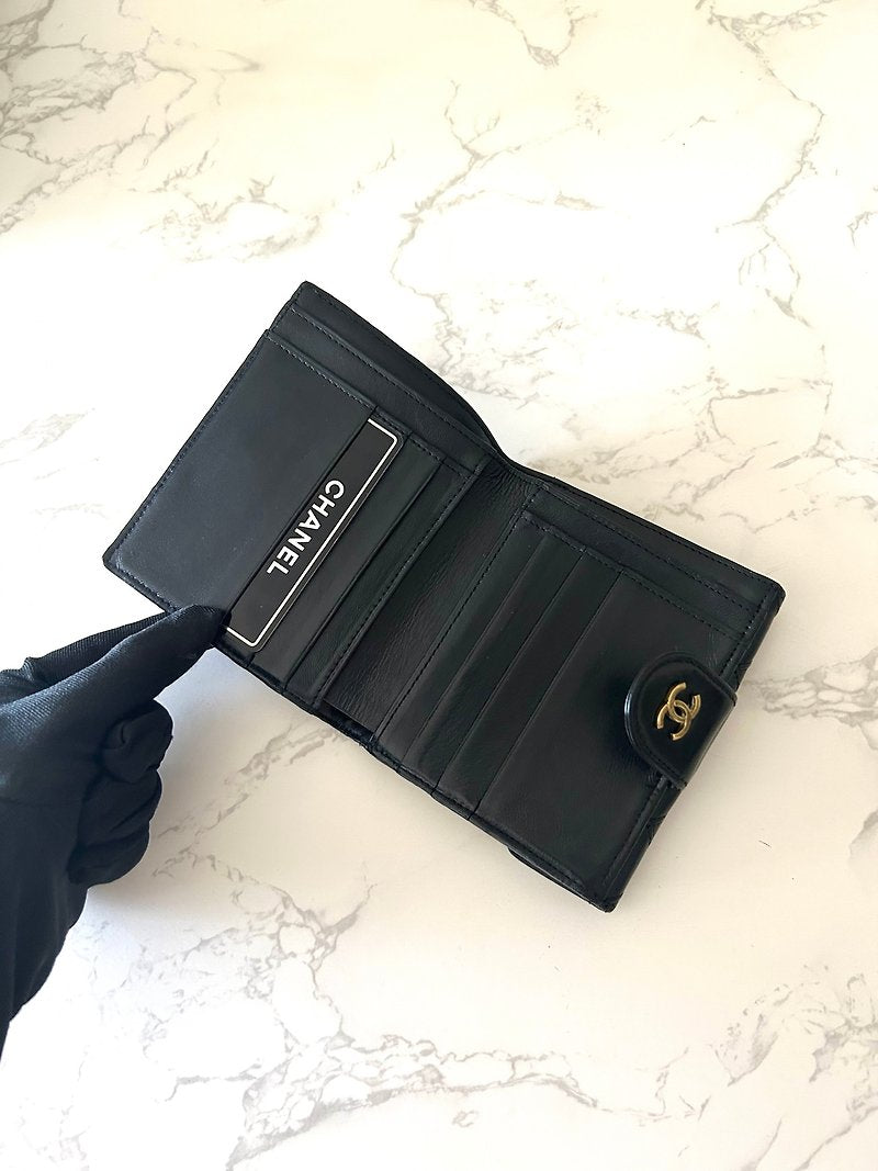 CHANEL 稀有雙面黑色小羊皮革金標短夾/錢包