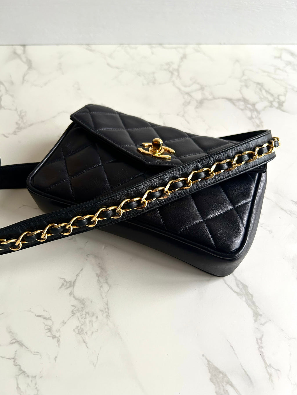 稀有 CHANEL Matelassé 黑色皮革金旋轉扣側背包/腰帶包/腋下包