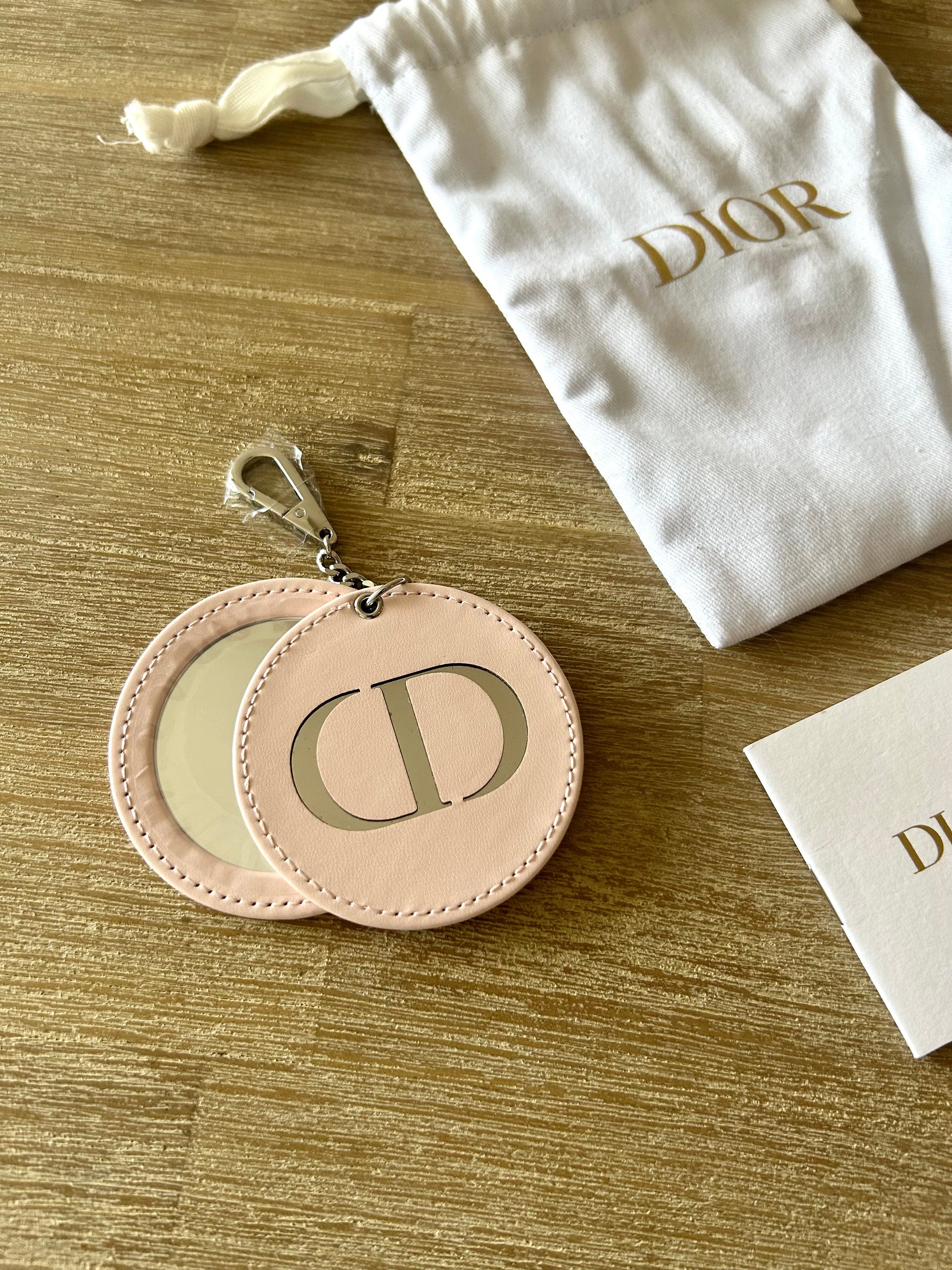 女神節滿額 HKD$3888贈品 - CHRISTIAN DIOR 粉紅便攜旋轉鏡子(連原裝小卡)