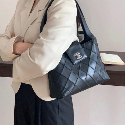 Chanel 稀有黑銀旋轉扣華夫餅流浪包/單肩包/側背包