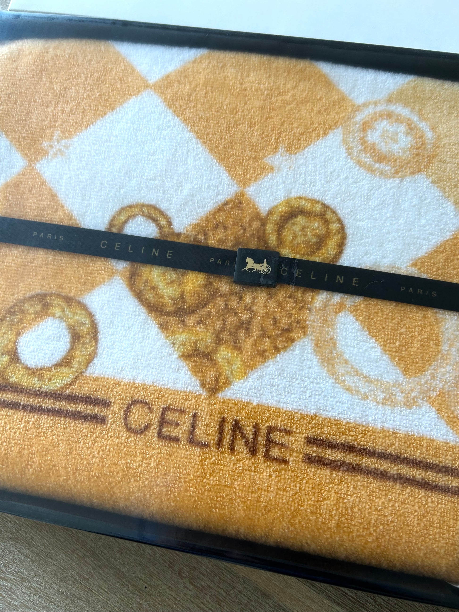 女神節滿額 HKD$3888贈品 - CELINE 橙白金環大毛巾連原裝盒 120x60cm