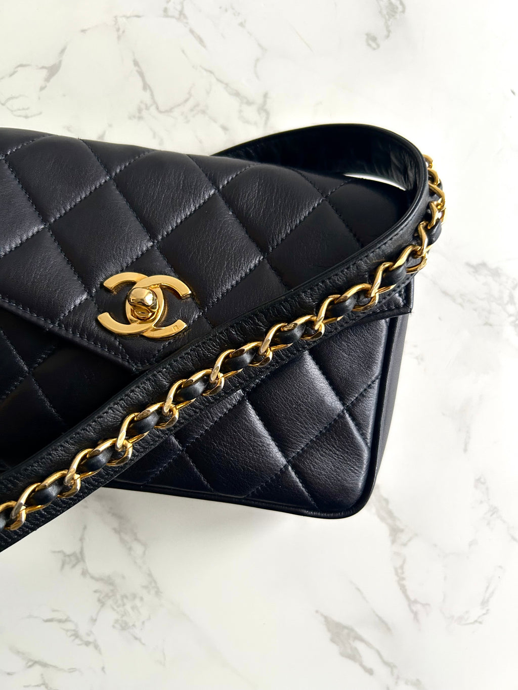 稀有 CHANEL Matelassé 黑色皮革金旋轉扣側背包/腰帶包/腋下包