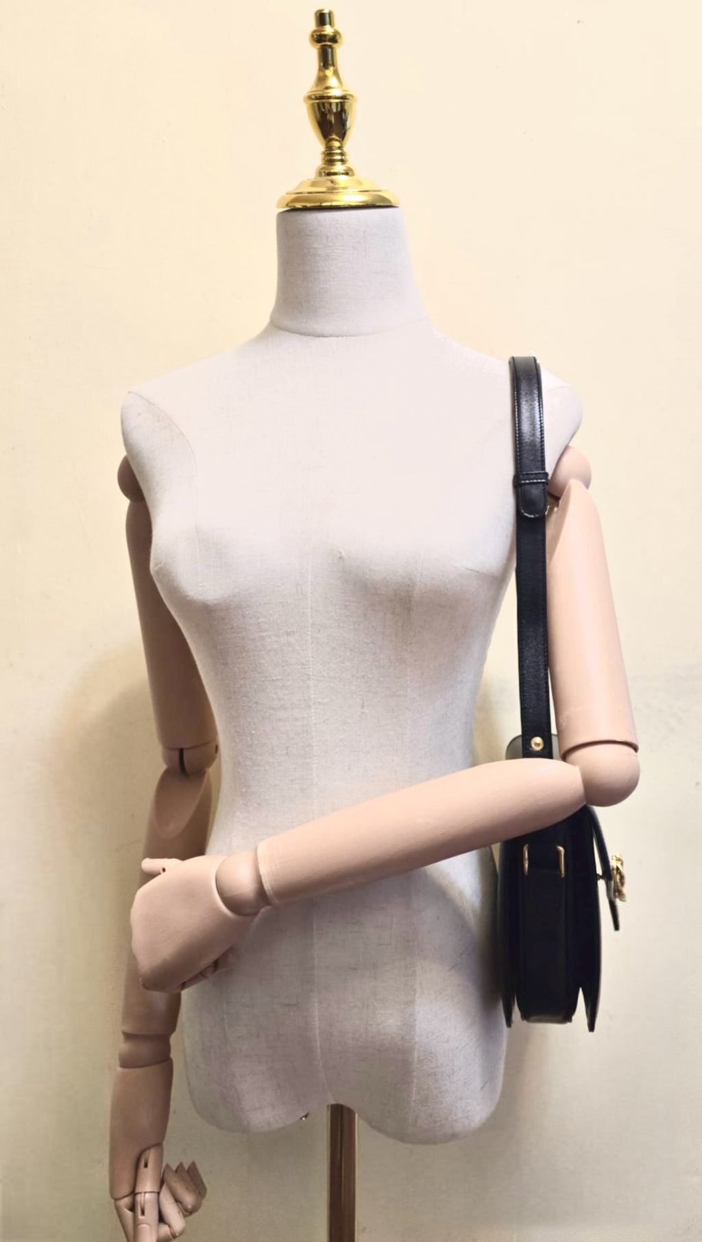 Gucci Double-Twist Lock Flap Bag in Black and Gold (Shoulder Bag / Crossbody Bag)