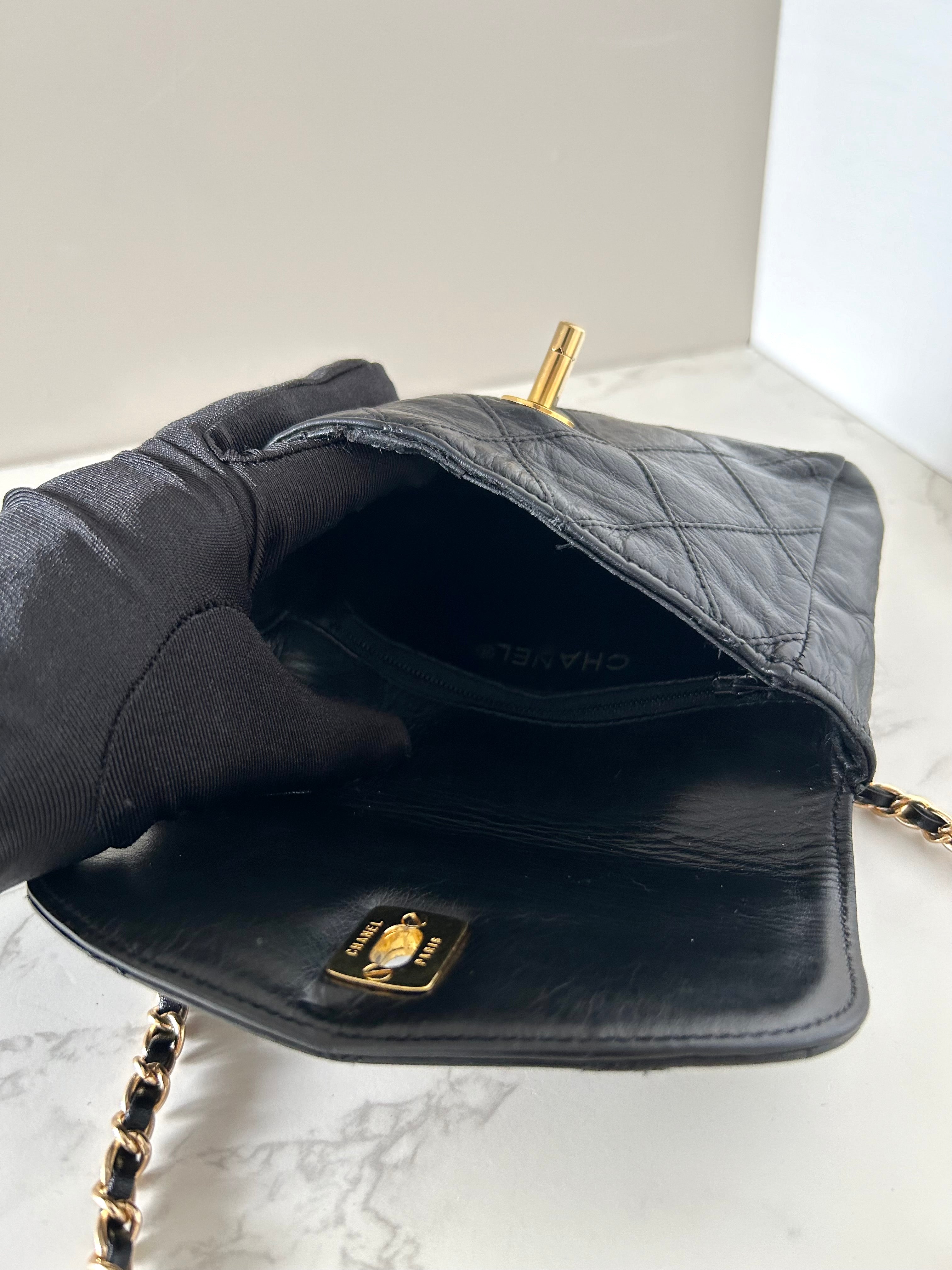 CHANEL rare black leather rotating buckle belt bag/side bag/clutch bag