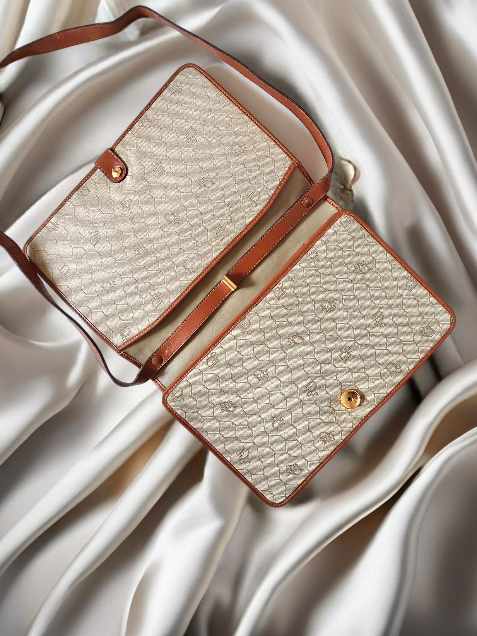 CHRISTIAN DIOR Earth Milk Tea Color Honeycomb Old Pattern Shoulder Bag / Side Bag
