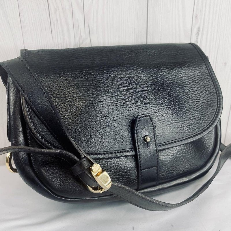 LOEWE 稀有黑色刻印Bobby金扣側背包/斜背包