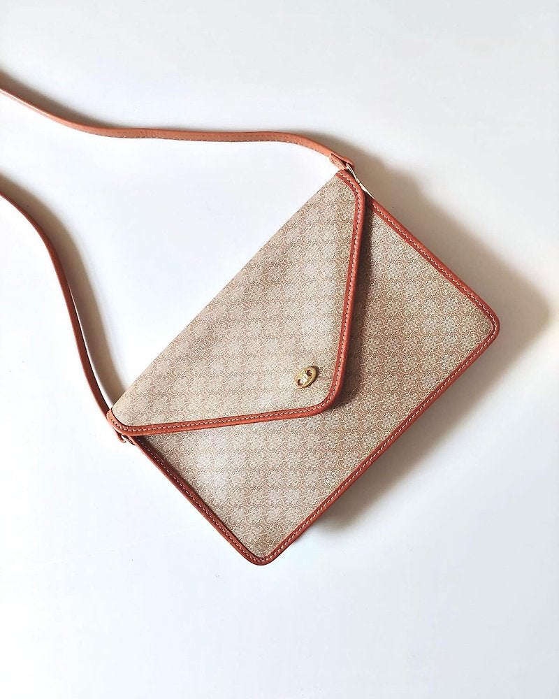 CELINE Beige Apricot Old Flower Leather Gold Arc de Triomphe Buckle Envelope Bag/Side Bag/Messenger Bag