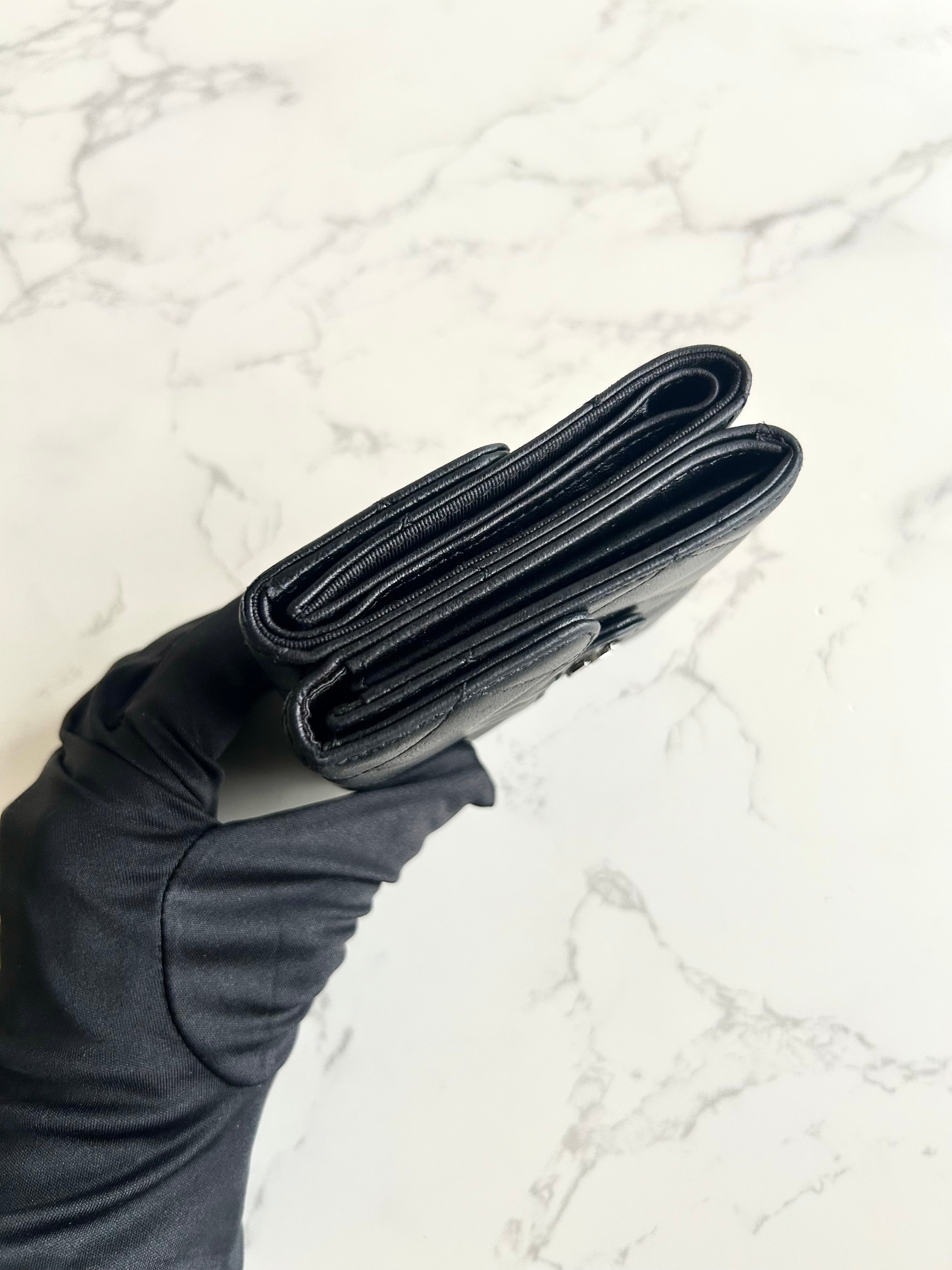 Pre-owned Chanel Double-Sided Black and Silver Lambskin Short Wallet