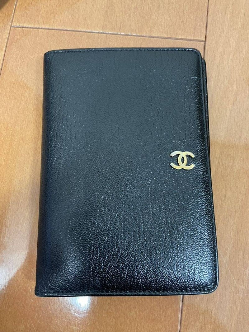 CHANEL 稀有黑色皮革金標中夾/護照夾/錢包 - 日本中古二手Vintage