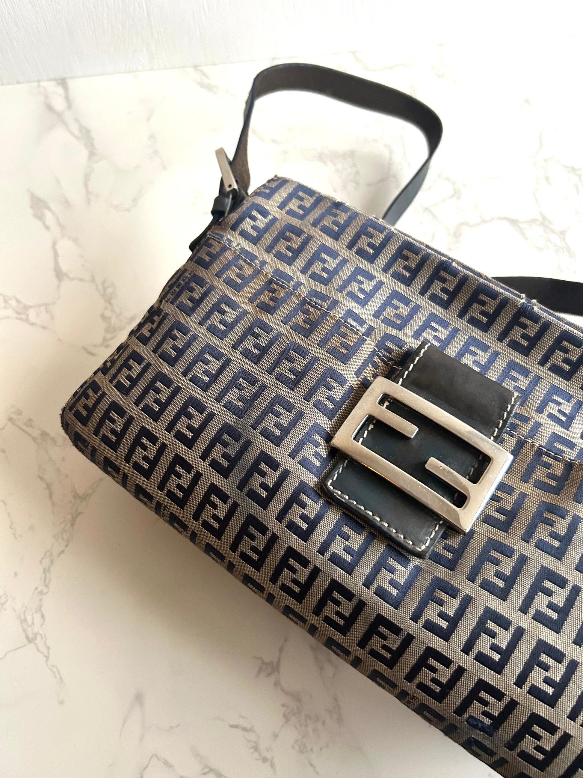 Fendi灰黑色Mama Baguette老花法棍包 側背包 腋下包