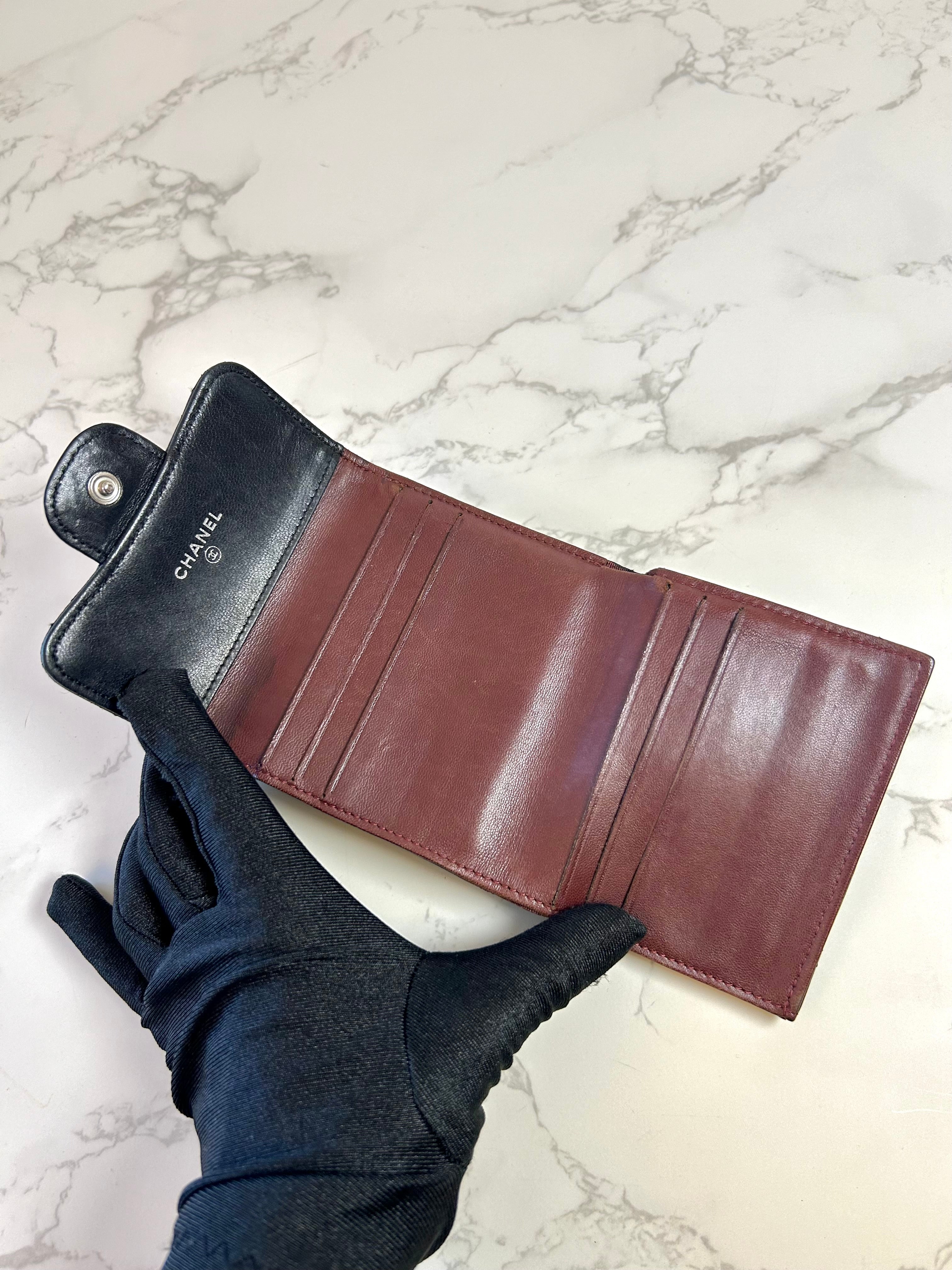 CHANEL double-sided lambskin black silver buckle short wallet / wallet