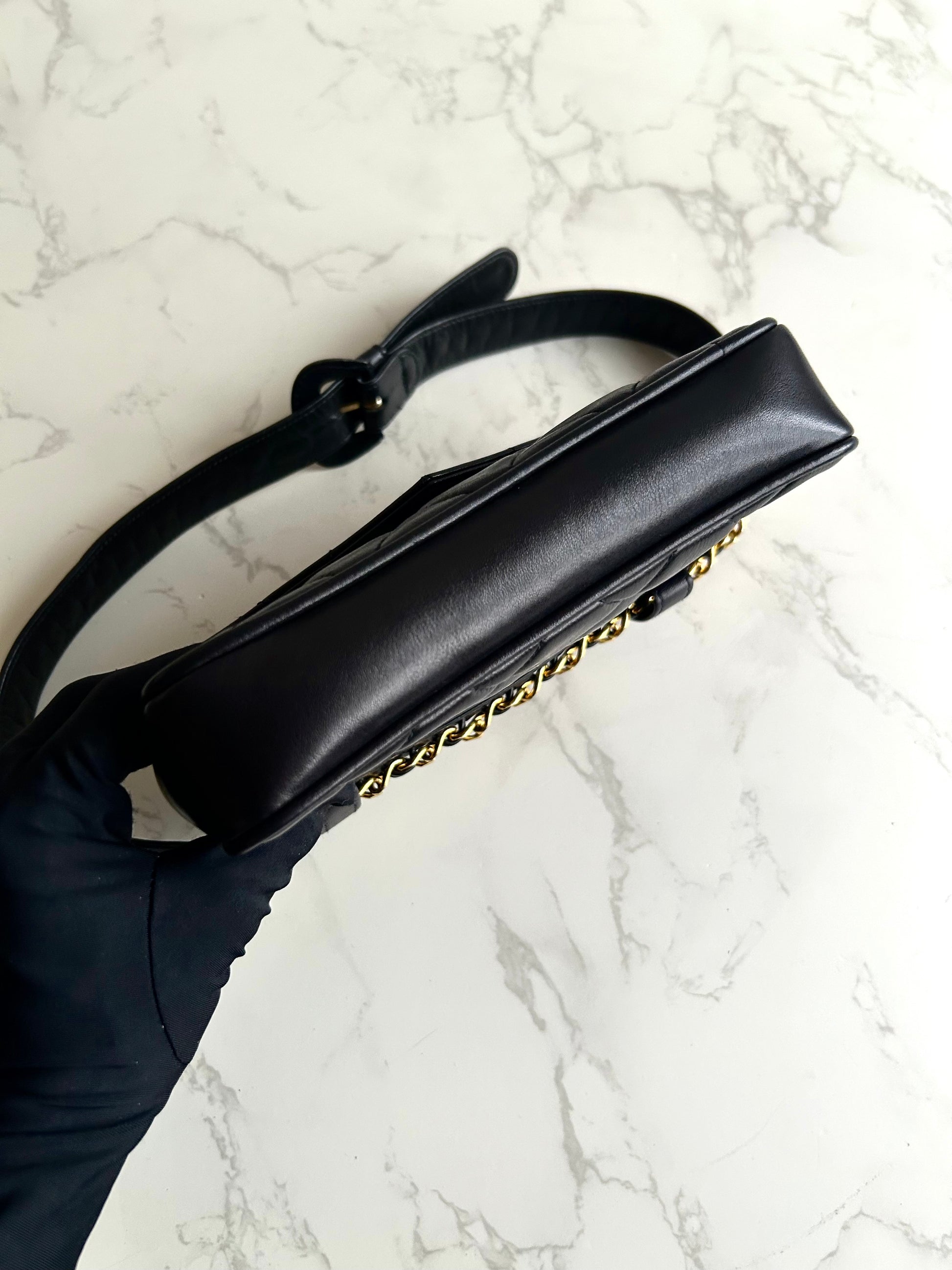 稀有 CHANEL Matelassé 黑色皮革金旋轉扣側背包/腰帶包/腋下包