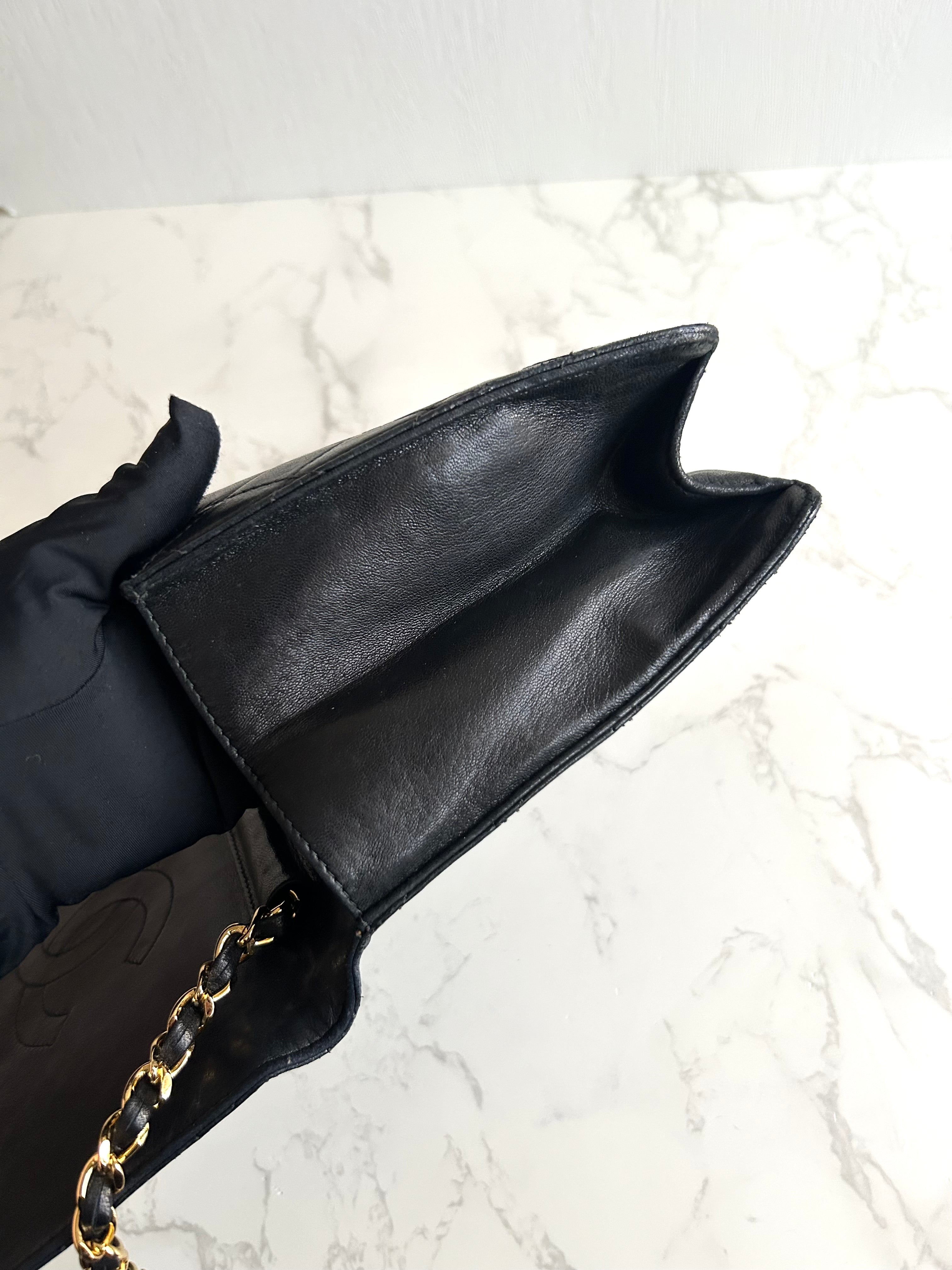 Chanel Black and Gold 22 Matelassé Flap Bag/Crossbody Bag/Shoulder Bag