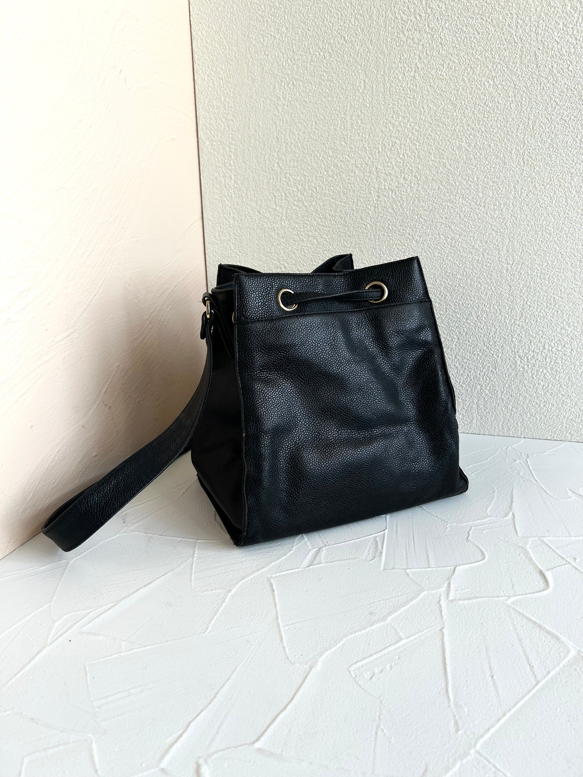 中古二手Chanel黑色魚子醬皮革水桶包/側背包/斜背包