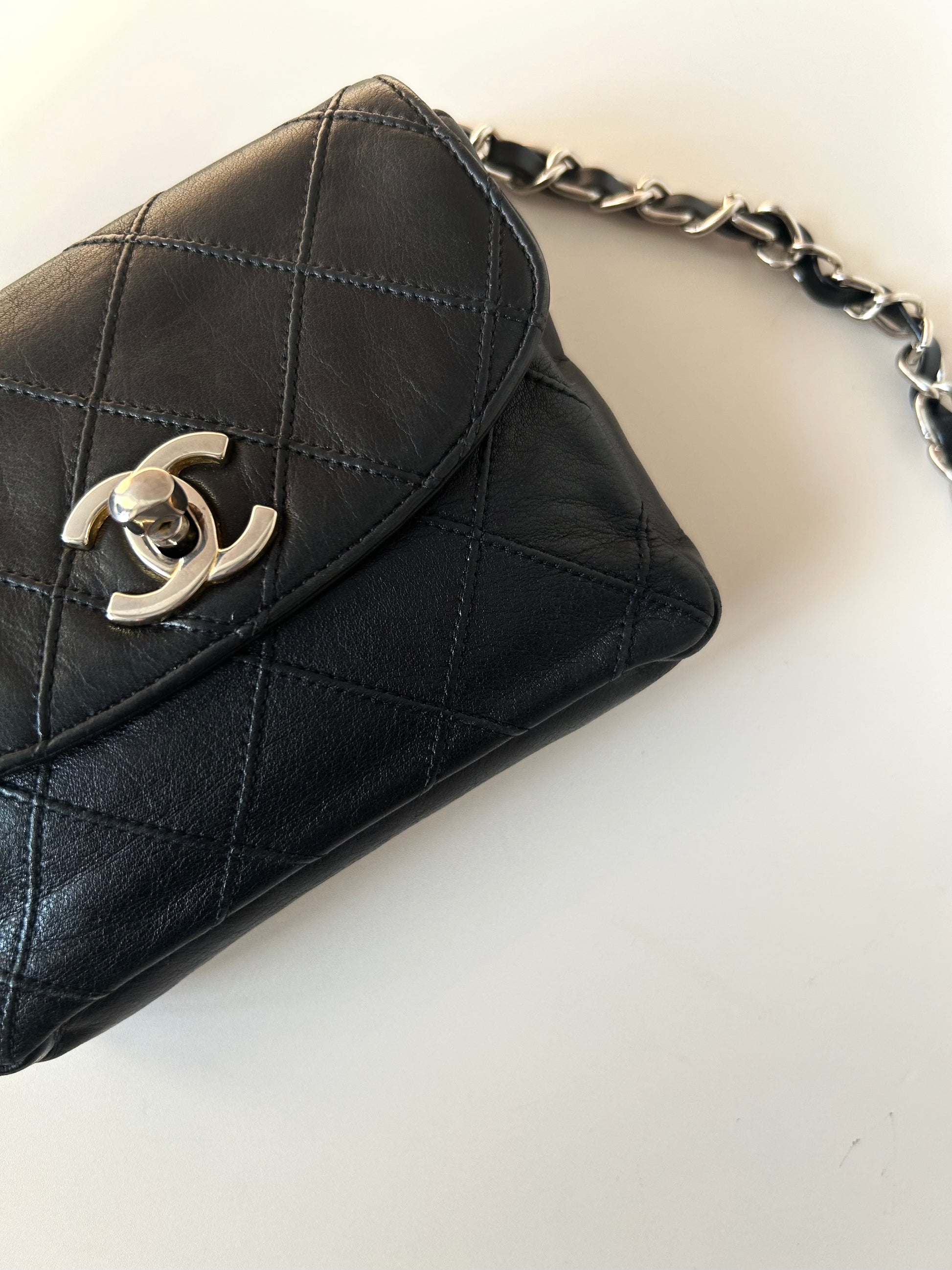 CHANEL rare black leather rotating buckle belt bag/side bag/clutch bag