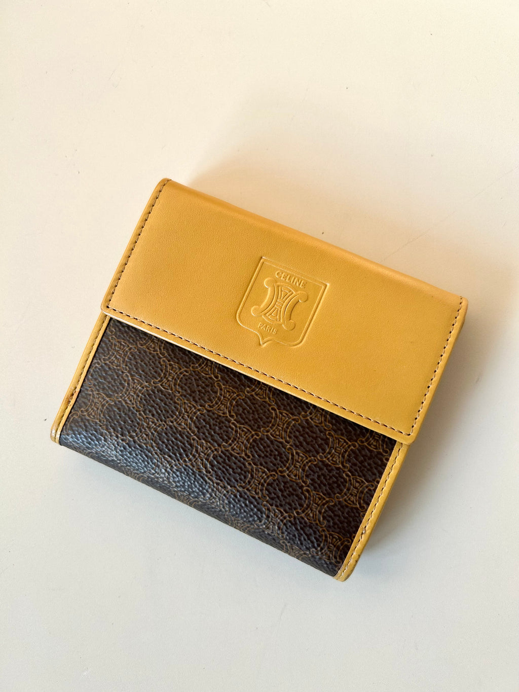 CELINE 米咖啡色凱旋門老花短夾口金錢包/銀包/皮夾