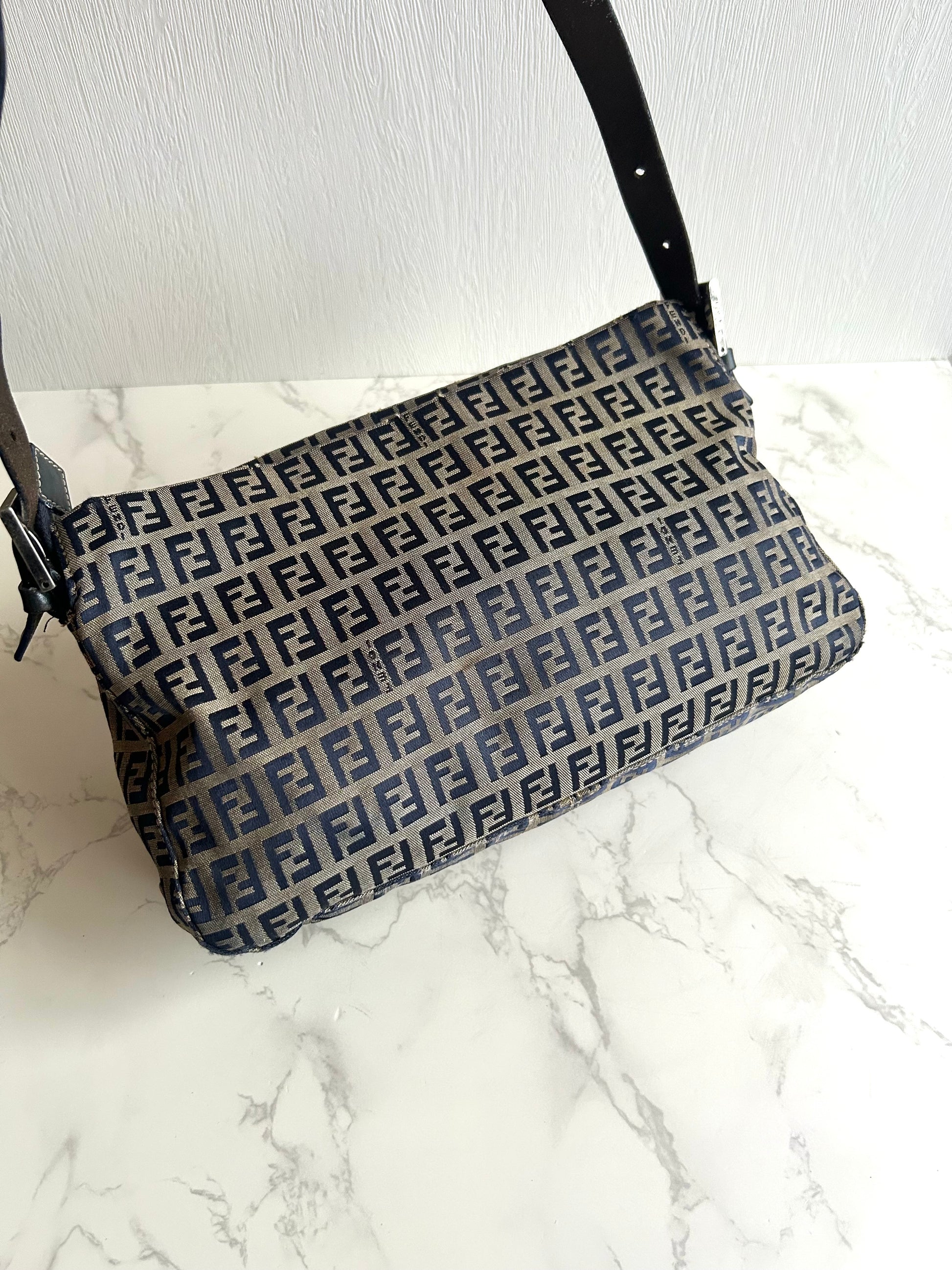 Fendi灰黑色Mama Baguette老花法棍包 側背包 腋下包