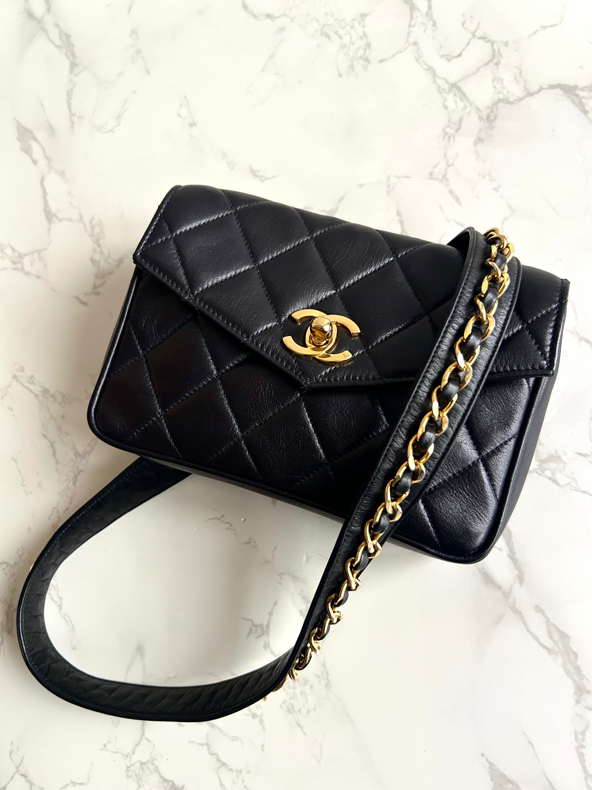 稀有 CHANEL Matelassé 黑色皮革金旋轉扣側背包/腰帶包/腋下包