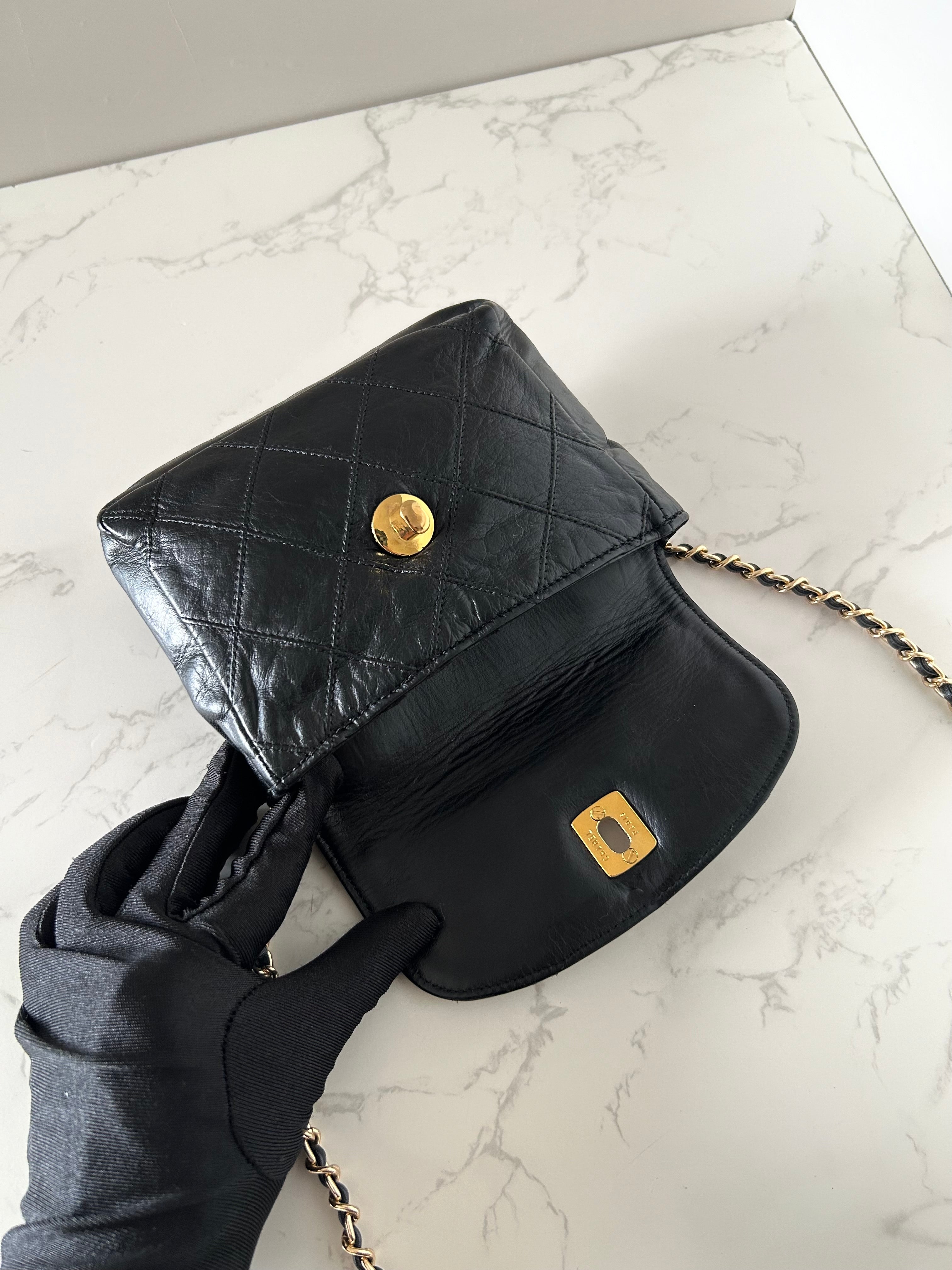 CHANEL rare black leather rotating buckle belt bag/side bag/clutch bag