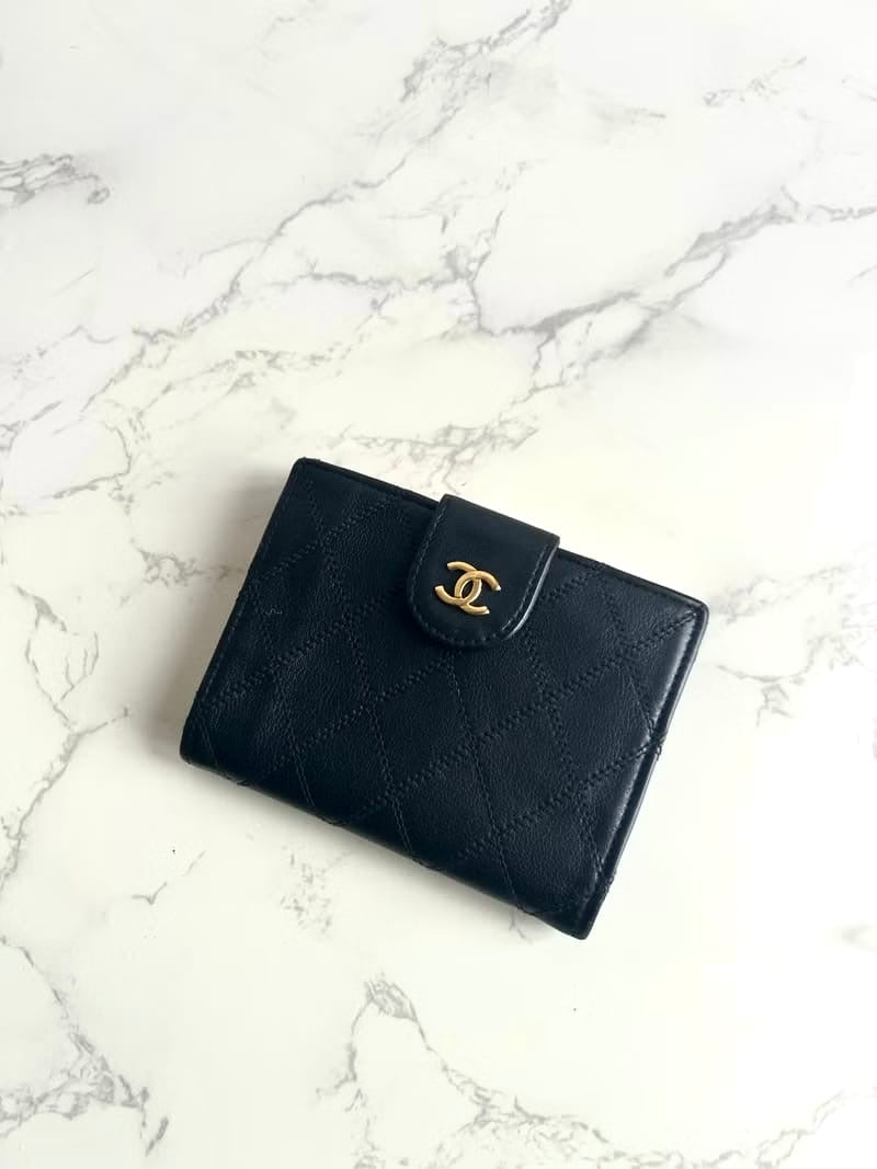 Chanel黑色小羊皮金扣皮革中短夾銀包