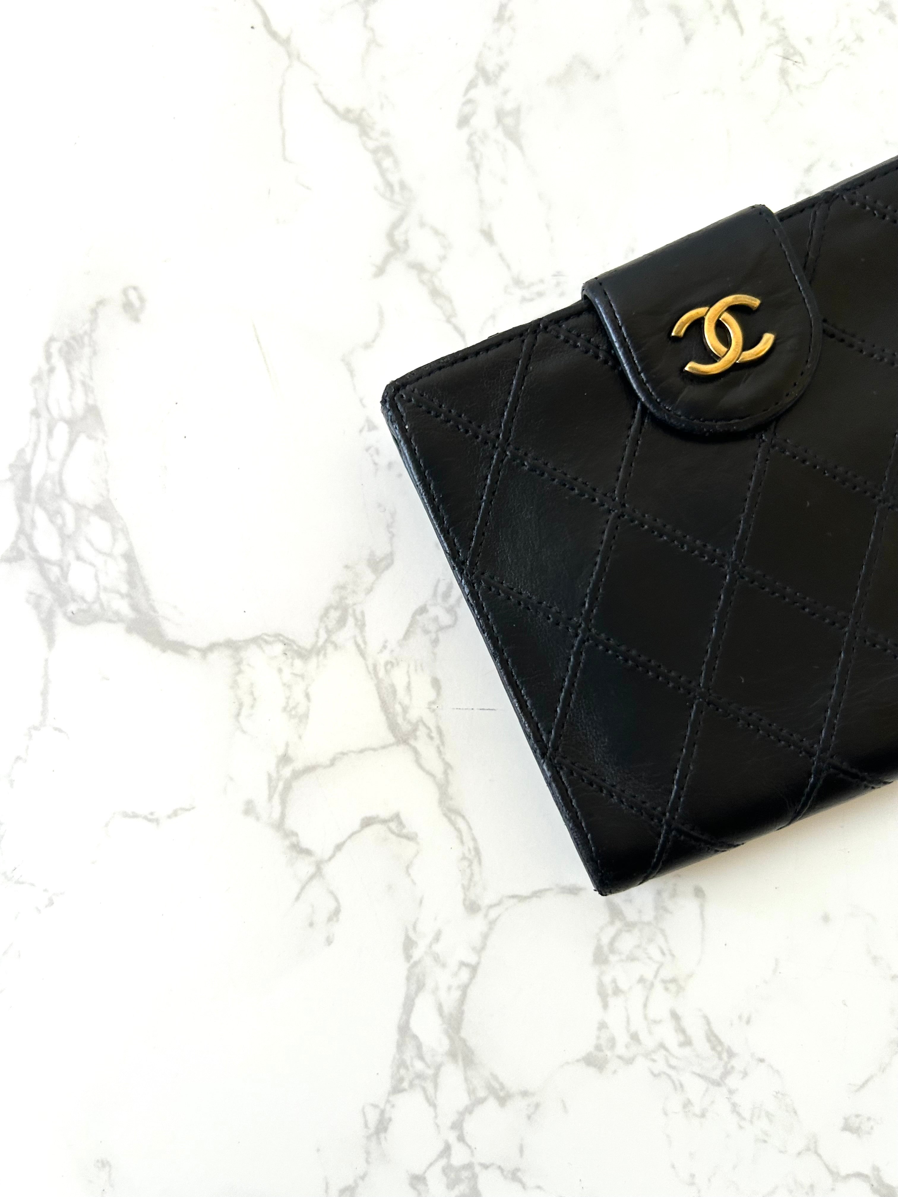 CHANEL rare double-sided black lambskin gold label short wallet / wallet