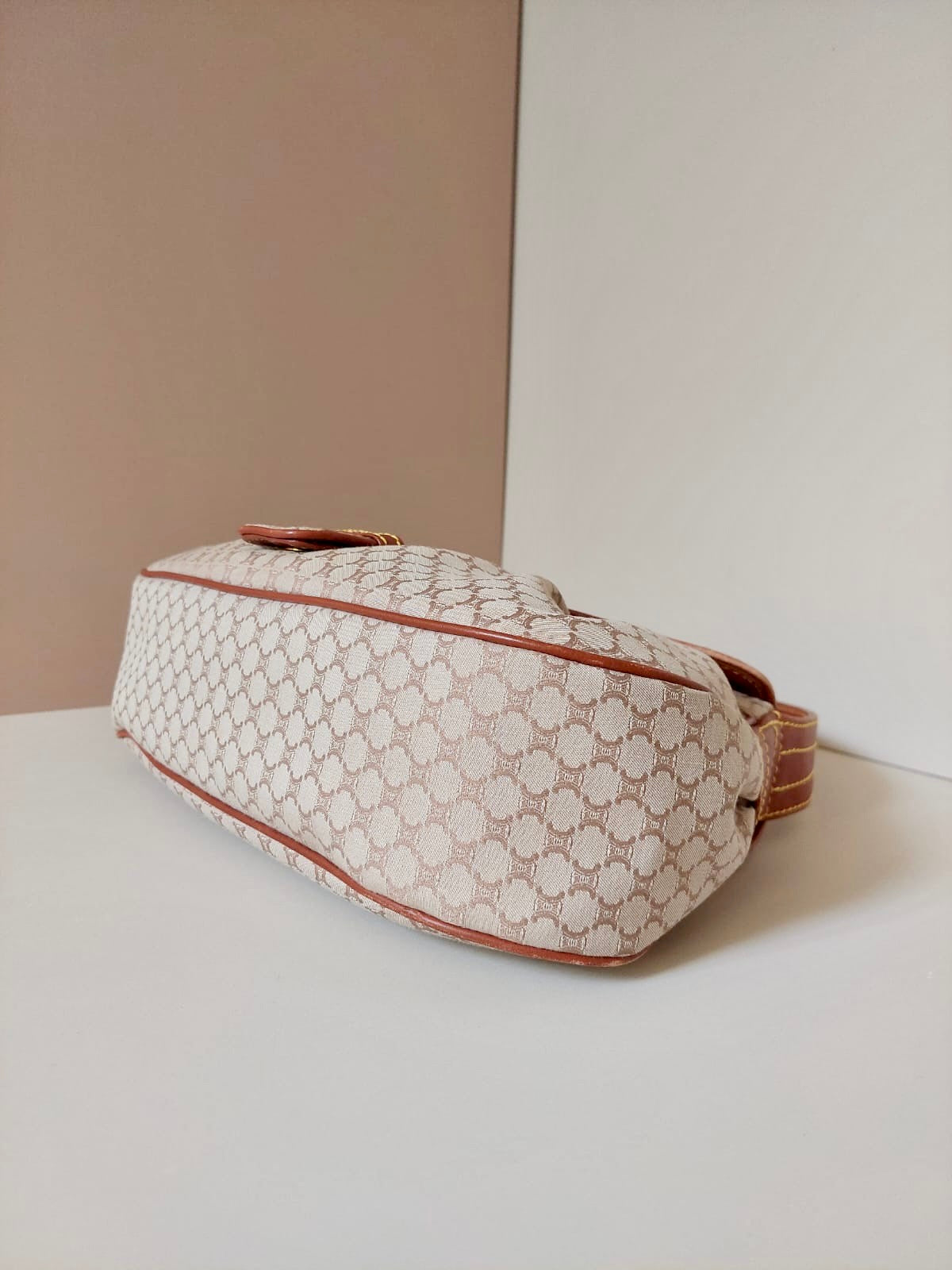 CELINE rare milk tea color old flower Arc de Triomphe old flower leather side backpack / underarm bag