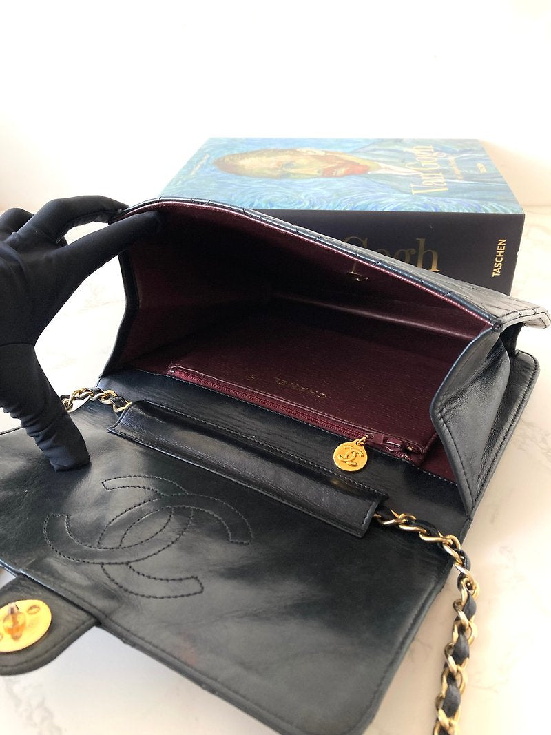 CHANEL classic black gold buckle 22cm Half Flap chain small bag/side backpack/shoulder bag
