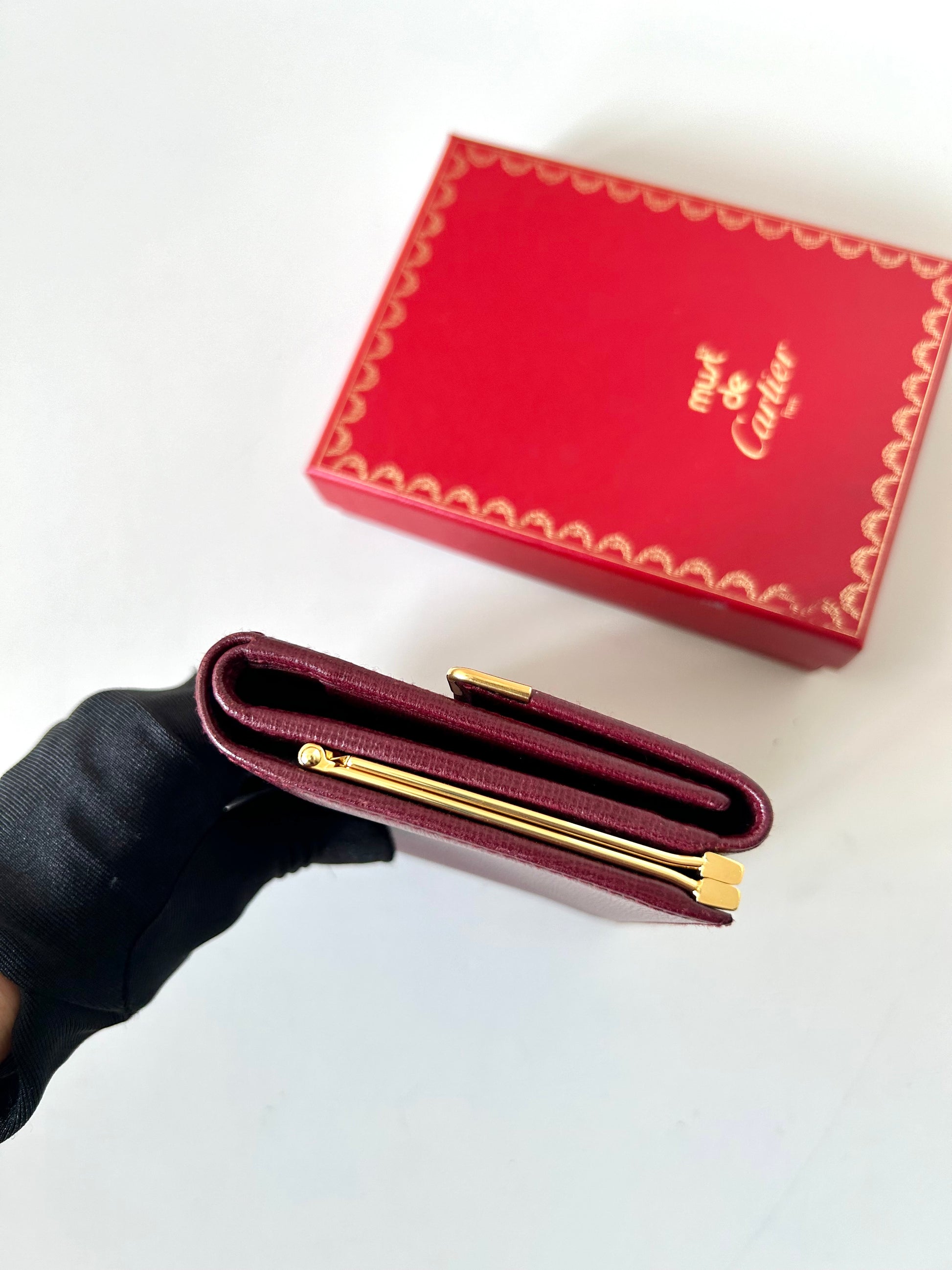 CARTIER Must de Cartier 酒紅皮革中短夾口金錢包/銀包