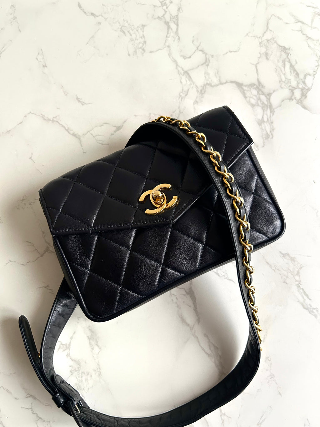 稀有 CHANEL Matelassé 黑色皮革金旋轉扣側背包/腰帶包/腋下包