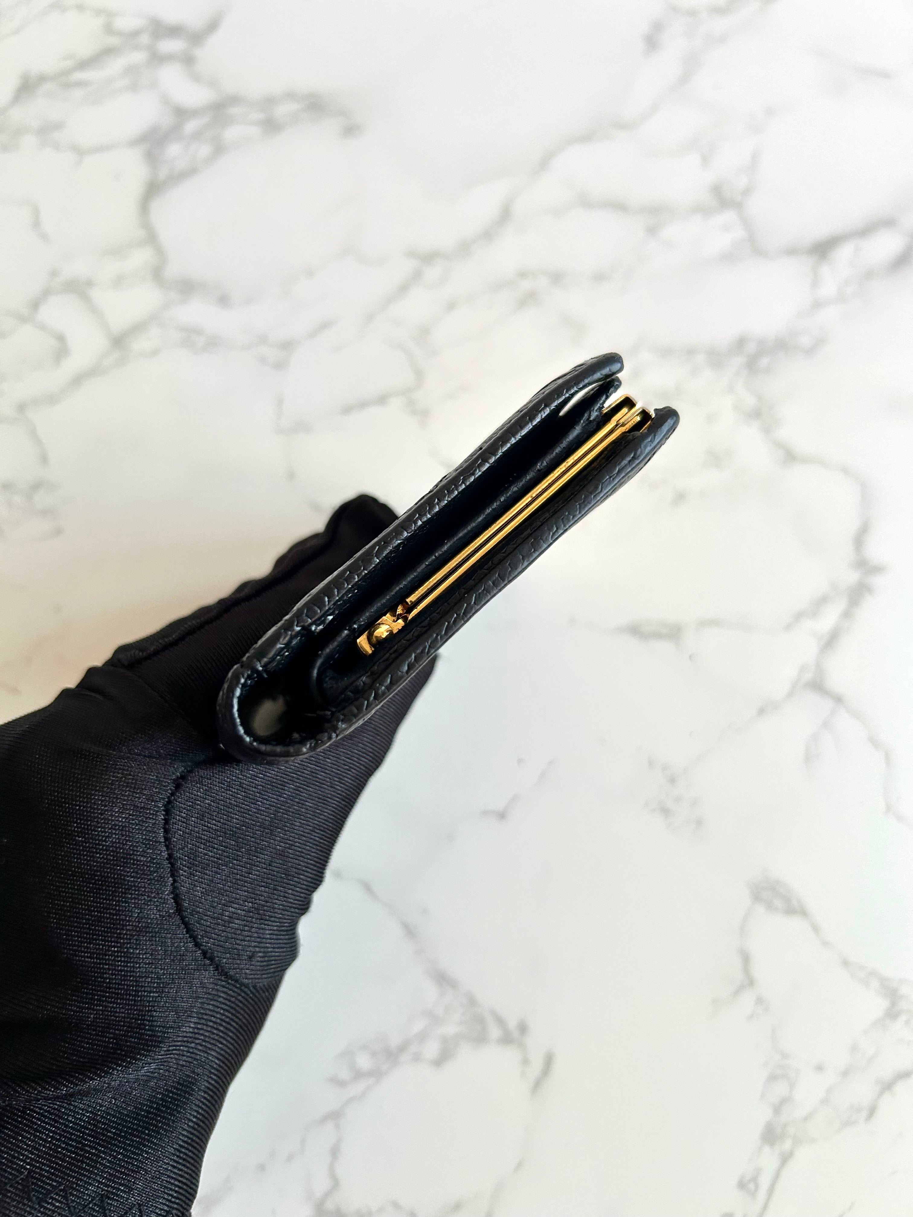 CHANEL rare gold buckle black caviar cowhide leather short wallet / wallet / purse