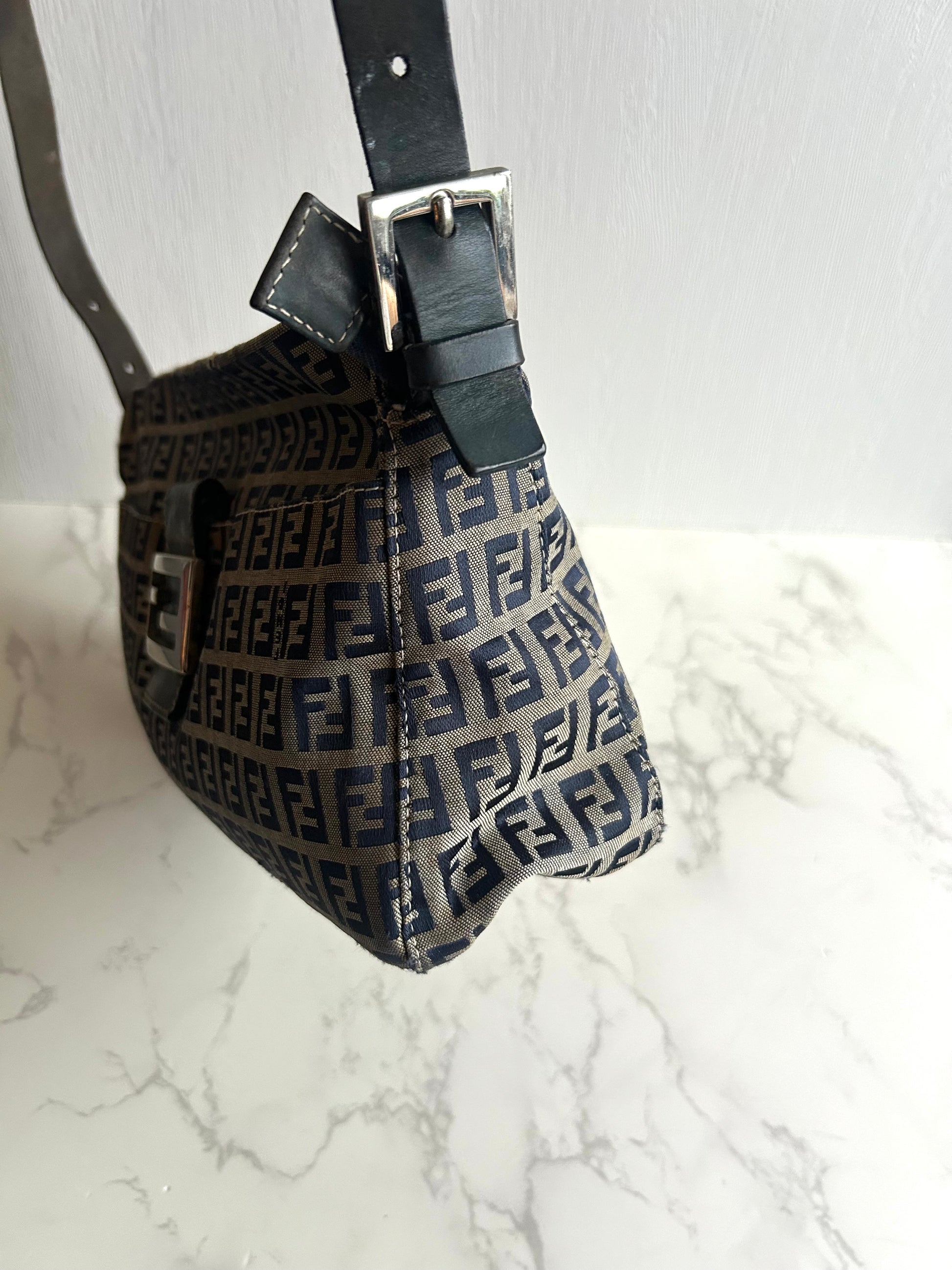 Fendi灰黑色Mama Baguette老花法棍包 側背包 腋下包