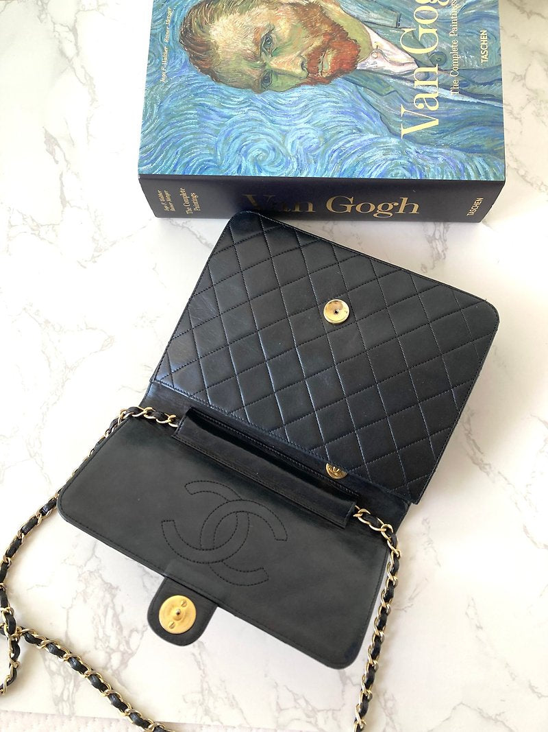 CHANEL classic black gold buckle 22cm Half Flap chain small bag/side backpack/shoulder bag