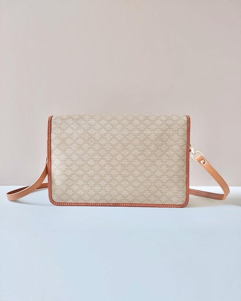 CELINE 米杏色老花皮革金凱旋門扣信封小包/側背包/斜背包