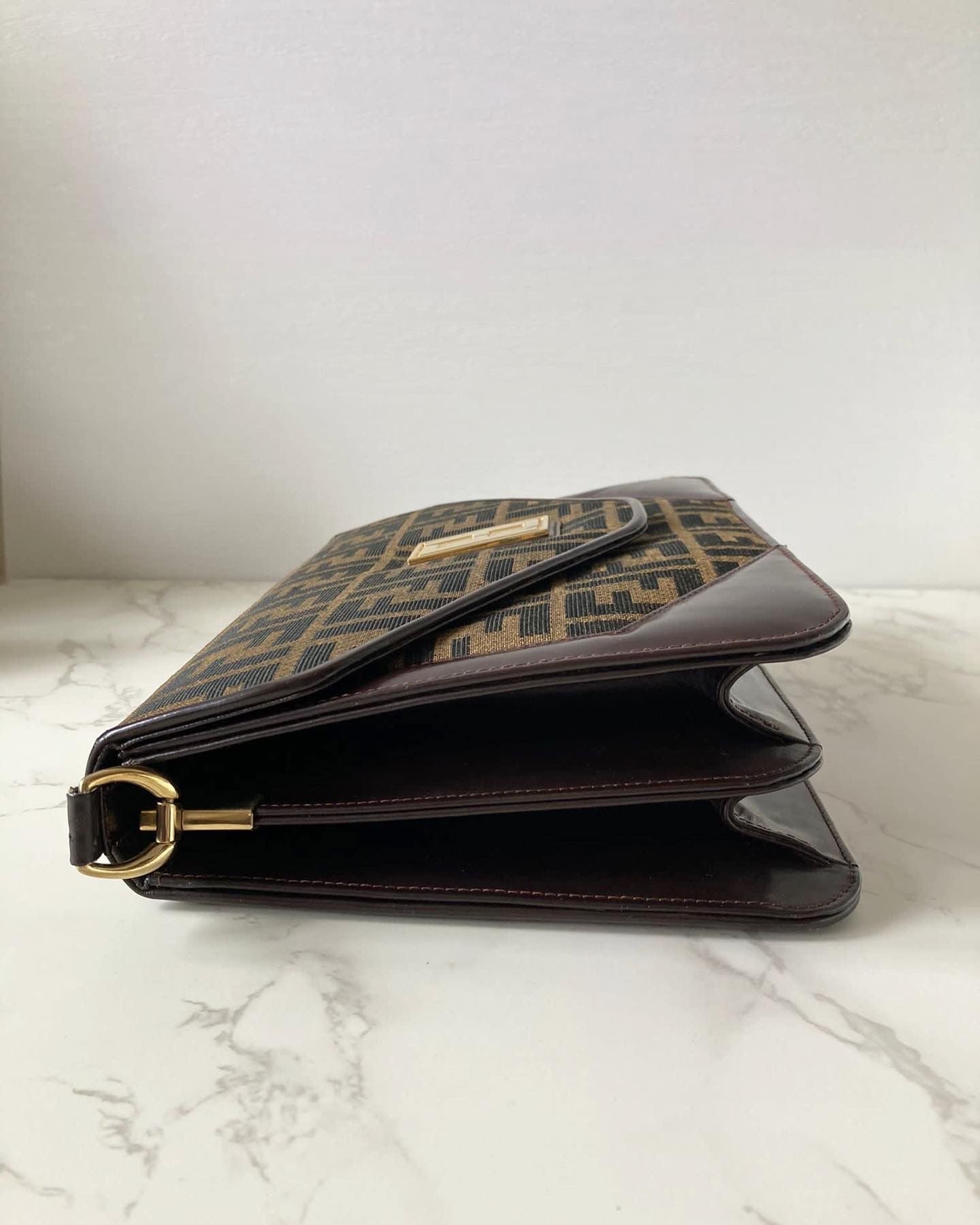 FENDI Zucchino 稀有咖啡色老花金扣側背包/腋下包