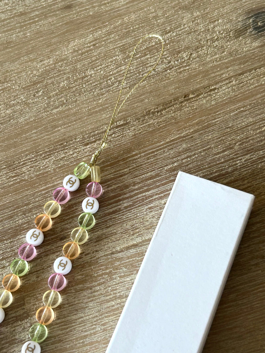 女神節滿額 HKD$3888贈品 - 
- CHANEL 彩色串珠手機繩/掛飾